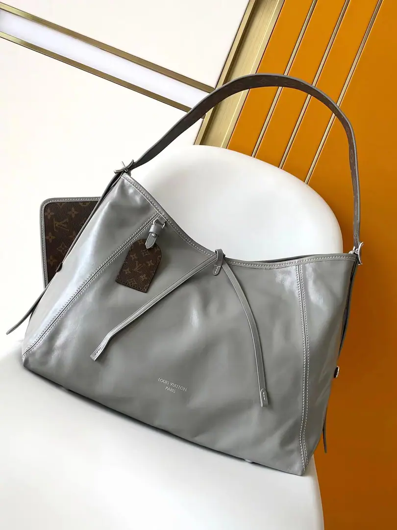 Special price M12583Shark ash. Variable Chip The cabinet is synced with waxed cow skin. Top First List, Enhanced versionCarryAll Dark The middle handbags are softened with a sly sheep leather. 2024 Autumn and winter series of colour aesthetics, We'll tie it to leather and we'll disassemble it. Monogram The name tag shows the details.. There's plenty of room for laptops., Easy to meet commuting and routine requirements. Model: M12583 Dimensions: 39 x 30 x 15 centimetres (Length x High x Kuan)