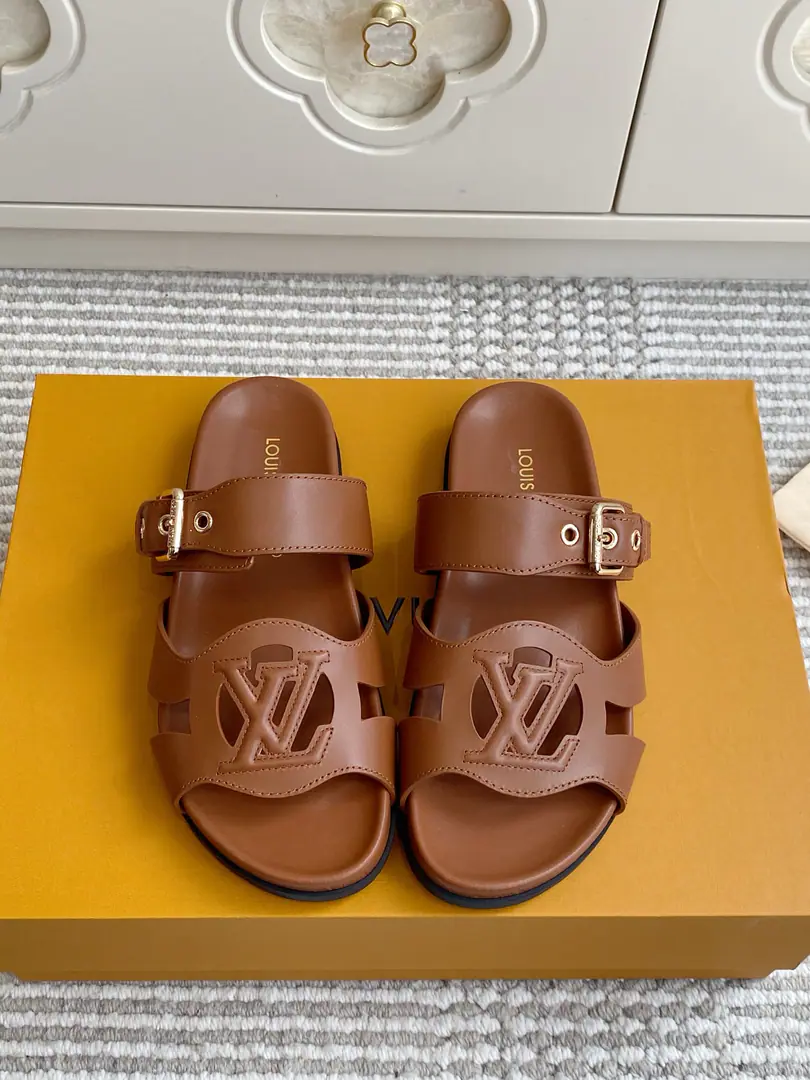Batch 🐳LV｜ISLADouble buttons, thick sandals.✨ The counter.26SSNew paragraphISLAHoliday Series, Summer Blast. Import head-decked cow skin/It's two types of skin., EmptyLVPrecision. Double-modifiable metal belt, You can fit with your legs. I'll put a thick, fat, fat, fat-ass waterboard., I'm not tired of walking. Original flower-stressed, slide-proof rubber floor., Full details. size: 35-39（40.41.42Do it.）