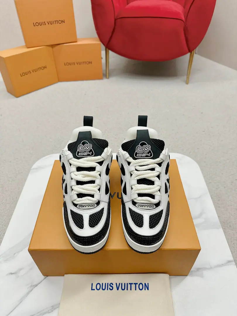 🅿️ Louis Vuiton·Louis Vuitton.🍀 🍀 LV SkateA series of bread shoes.-Skis.-Basketball shoes.-Leisure sports shoes Top Version🔝Original purchase development for sale👍🏻[Fireworks]LV SkateFrom2020Start extensionThe ViewProfessional skateboarding., It's been going on.90The big ones.. The designers added the stylish element., Like open-faced shoes and tongues and direction.Axion, esandDCThe strap of honor.. This one.LVSK8The sneakers are different from the typical skateboard shoes., It's made of cowbucks., WithTPUArranged andMonogramTexture. And finally..., And on his heels and his tongue.logoAnd the side flower pattern.. ☑️ Fabulous.:Original customized head-level cattle skin+Airnet. ☑️ Uchi.:The original imported air network. ☑️ Codes:Women35-40 Men39-44（Women40 Men45.46Custom No re-election.）