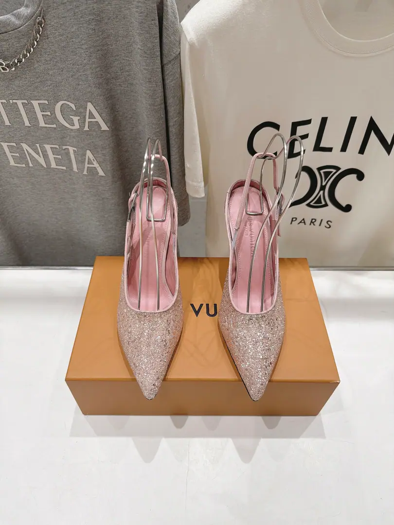 🏧𝐋𝐨𝐮𝐢𝐬 𝐕𝐮𝐢𝐭𝐭𝐨𝐧 LVThe new donkey's head is empty with heels and sandals. It's a little bit simple., The high-level is full., - With grace.～Nice foot., The most powerful of all.💃🏽 ✔Shoe.: Gretel. ✔Uchi.: In the sheep's skin. ✔He's tall.: 9.5cm ✔Otsumi!: Italian imports are so thick. ✔Codes: 35-41 （40.41Make a reservation.）