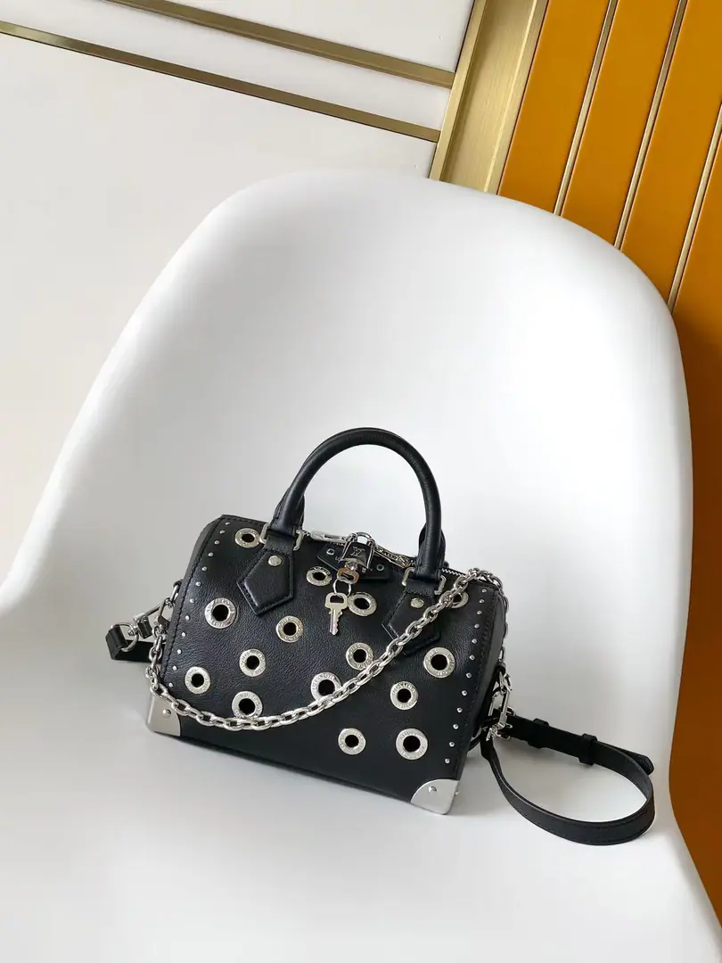 SPEEDY TRUNK 20 Handbag.M29914 Paragraph Speedy Trunk 20 Handbags for cattle leather., I'm gonna put a rock on the classics with my eyes open and my eyes open.. Dismantling decorative chains displaying branded fine craftsmen's leather shoulder belts for slanting back and forth., The Modten of the day and night.. Dimensions: 20.5 x 13.5x 11centimetres（LengthxHighxKuan）