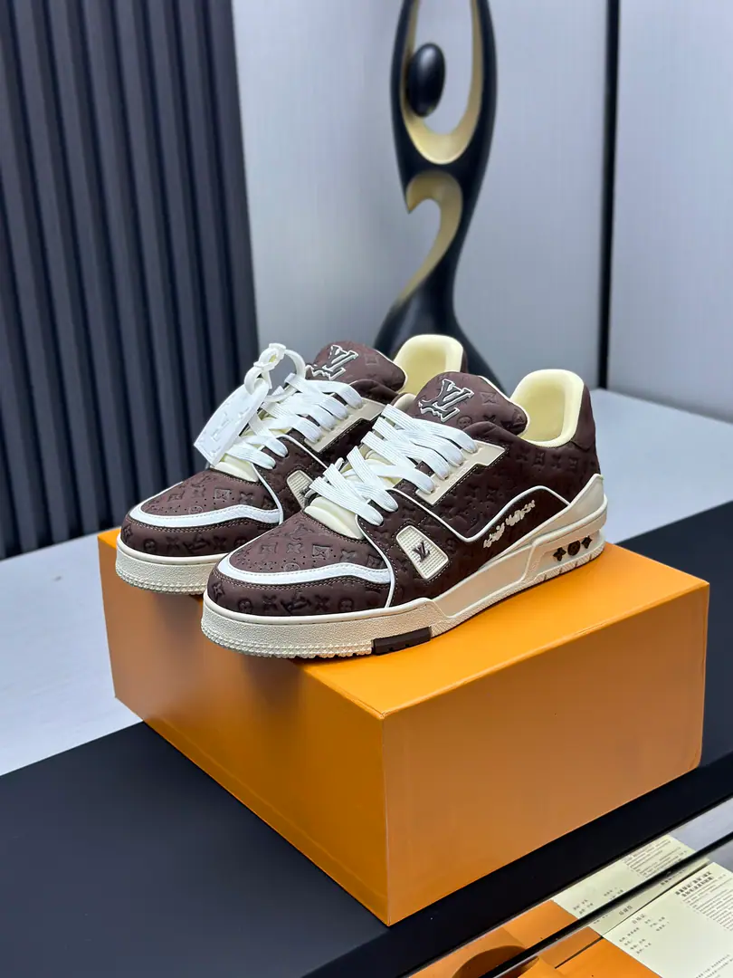 The factory is selling it. Top Version LV-Louis Vuitton.-A classic show. Empty glue process·Original1: 1Develop Rematch！！The upper foot is very comfortable. Luxury materials, - I'm doing a little work., The bottom print is European English letters. The shoe face is combed by Italian imported cow skin., The side of the side is branded.LOGOSigns and signatures, The latest emulsion pad.➕The netted inside., I'm so comfortable with my feet.. Original factory-specific double colourTPUGroup Bottom. Packet process Solid sewn by locks Fabulous.:Uniquely customised head-deck skin. Parts:A private model.Vuitton Marking Uchi.:Customize silk slides.-In the top silk cow. Otsumi!:TPUCombine heavy ground grinding and skating yellow Foot.:New emulsion pads.-The veil is sweaty. Pool process:All computer needles are wired. Shoeheads. Backset Cold thermal mode. Full pull-out. Medium down.logoStripes Box packing -Shoe belt. Certificate Card Notes Accreditation Dustproof bags The best wrapper on the net. Female35-40Men38-46（38/46Make a no-refund order.！