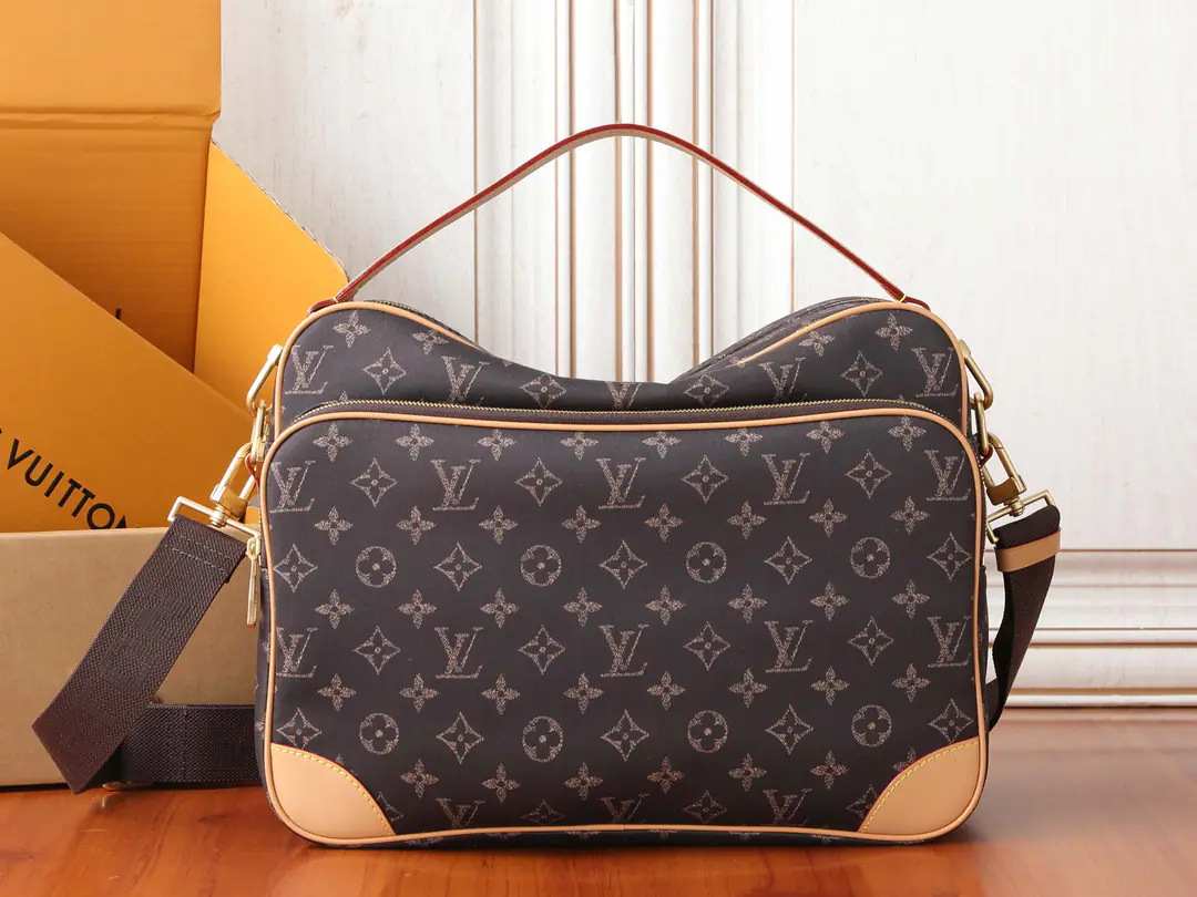 【 C01Dynamic chip】Top First List, Development of the original M29853✨‼️Paragraph Nil The big handbags are using Louis Vuitton saline technology., I'm trying to combine the silk with the silk., It's a water-refusion., Plugging and wrinkled coatings, Create a soft, soft and cozy comfort.. Open internal space allows easy access to documents, Laptops and daily requirements, Make the classic design work.. 37 x 26 x 19CM (Length x High x Kuan) Monogram Pattern Louis Widden Sandwigs technology.（51% -Camera. / 49% Jin-ho!） The leather side of the cow. - The liner. Metal - We're going to pull the chain. - The front pocket. Main Layer Double-in-the-box Shoulder belt.: Disableable, Adjustable Half a band.: 50.0 centimetres Half a length of the belt can be moved.: 35.0 centimetres Hand handle.: Single handle., Disableable