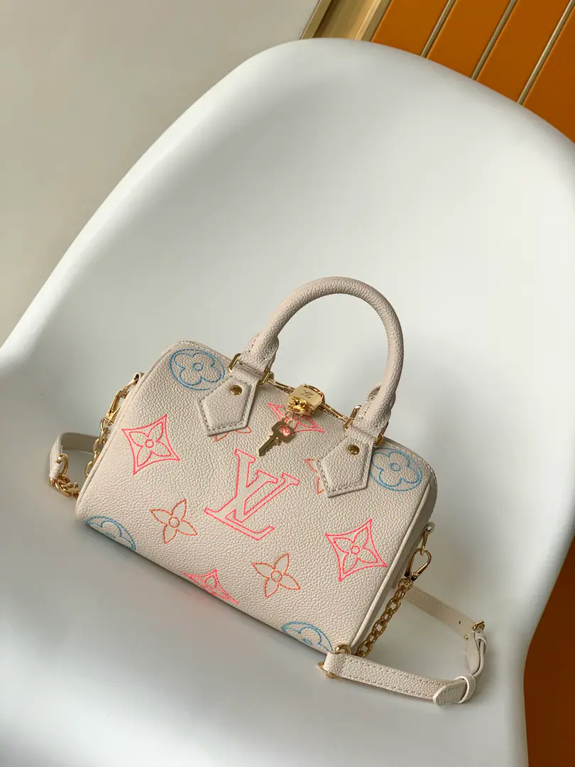 M46667 M12713 The old yellow silk mark.M11276 M46575Gray M46397Milk white. M58953Black M58958Pearl blue Physical shoot By Double Monogram Empreinte Leather made, Yes, I do. LV Identification and Monogram Flower pattern, This section Speedy Bandoulière 20 The bag is a classic Mordon.. Design inspired by 1930 The era. Speedy Travel Box Series, Revert the original shape and the plug handle.. With leather metal chains., It's easy to back and slash.. 20.5 x 13.5 x 12.0 centimetres (Long x High x Kuan) • Monogram Empreinte Pumped-up cow leather. • The leather side of a pear. • Microfibre liner • Metal • Big zipper, bag in the chain. • Double-in-the-box • Hang on. • Unmountable, Adjustable wrapping • Shoulder belt.: Disableable, Adjustable • Half a band.: 49.0 centimetres • Half a length of the belt can be moved.: 54.0 centimetres • Hand handle.: Hand handle.