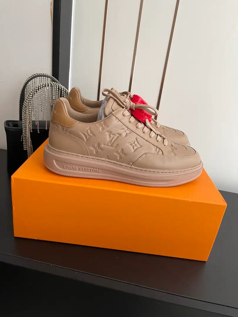 Men [Append➕60] 🏧𝐋𝐕 𝐓𝐫𝐚𝐢𝐧𝐞𝐫Louis Vuitton. BEVERLY HILLSCouples' sneakers. Leisure shoes.. Beverly Hills The new design is a modenian for sneakers. A pocket for mirror cow leather. Monogram Pattern A thick and light rubber outside to achieve comfort. It's got a Louis Vuitton logo. With the shoe tongue. LV The letters are mutually reinforcing.. Monogram Mirror cow leather. Shoe belt. Louis Vuitton Elements The rubber bottom of the label Louis Vuitton. Codes: 39-45