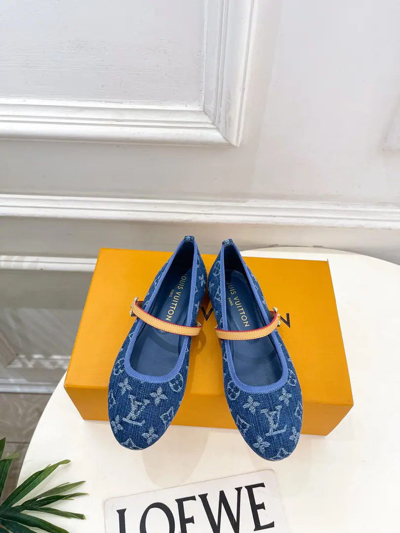 LV | Louis Vuitton. 26𝐬𝐬 🧡💚2026Spring and summer. Top Version‼️Original unamended The owner of the counter is making a new payment. ROMY- Ballet shoes. New hardware.🆕 ❥BSRequisition level！It's a great sense of excellence.！A huge amount of money from domestic and international bloggers., Old and fashionable. The upper toe blew up.！The boss's push.★ ━━━━━ ЅᏇєєt ━━━━━ ▪️Shoe.: Customize Denningbu ▪️Uchi.: Imports of sheep's skin ▪️Otsumi!: The original Italian is a big one. ▪️Shoes.: 35-39（34.40.41.42Custom） ▪️Plant price ▪️Numbering: 2605007