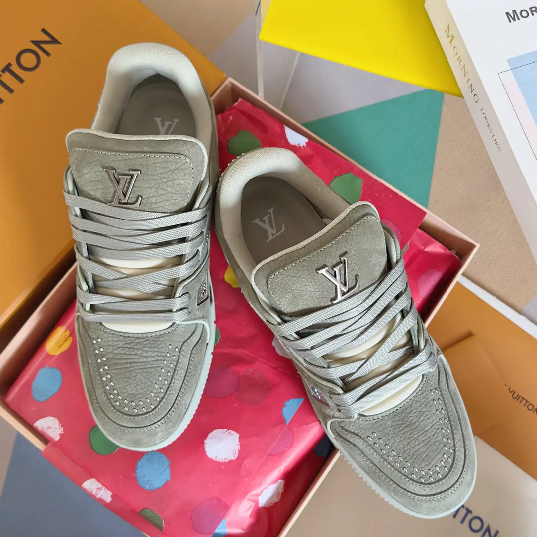 Top Version: Couple money. LV TARINELouis Vuitton. Donkey. LHome. Couple money. Leisure Sports shoes Skis. Original procurement development Make the goods. Paragraph LV Trainer The sneakers are glutened with velvet-faced cattle leather., The moto-style style is interpreted with a fine nail and metal.. Handwritten Louis Vuitton's mark., Back #54 Mark the year of creation 1854 Year, Rubber's topside perfected. Send a cabinet for fine packaging🛍📦 ▪️Fabulous.: Original customized import of head-level cattle skin ▪️Uchi.: The original custom-made air network. ▪️Otsumi!: Original Open Model Slide-InTPUGroup Bottom ▪️Bottom: 3CM ▪️Size: Female35-41 / Men38-46