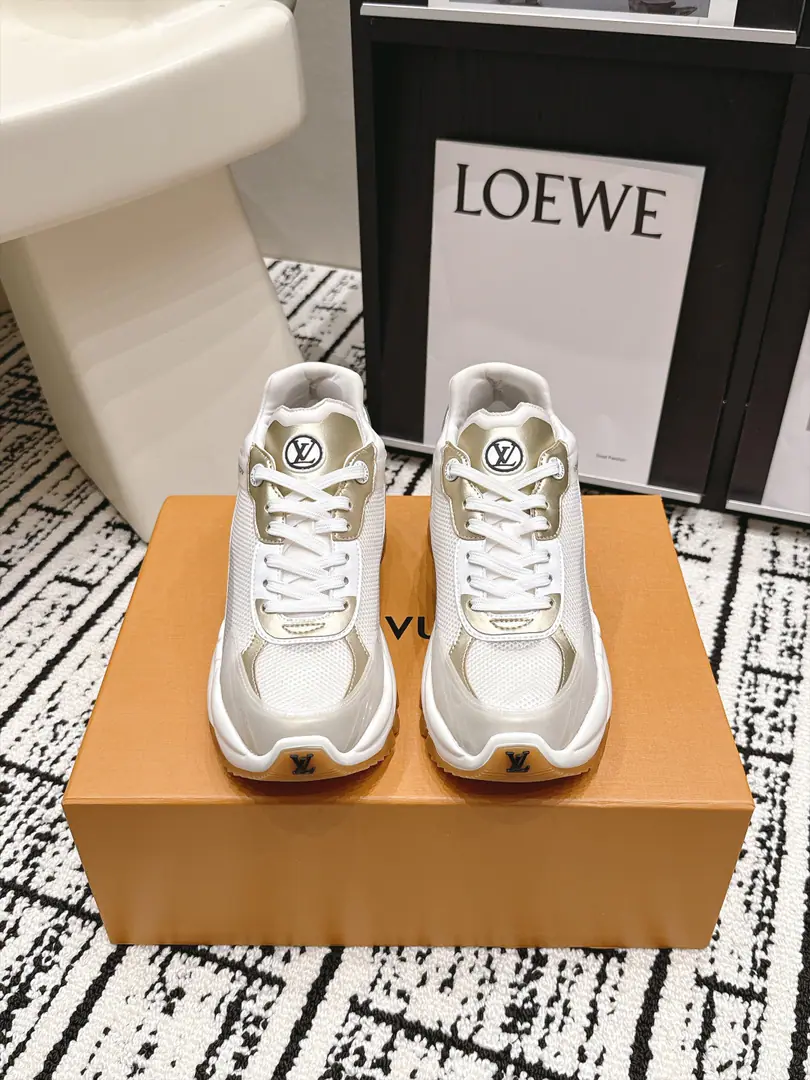 Requisition level #Female Louis Vuitton Run Away 26/New paragraph Leisure sports shoes​​ This is... ​​Louis Vuitton Run Away Sports shoes​​, White net shoes with silver leather., A light blue dot in the shoe tongue and shoelaces., Dark design, Both the tongue and the side of the shoe. LV Circle logo. The whole thing... LV Two years of a hot, old-fashioned shoe.. The shoes are not bad., A few key points. ​​Quite new.​​: White + Silver + The blue color is very good., Summer is a perfect dress.. ​​We're getting thicker.​​: It's a certain increase., But it's not that big a deal., It's natural to wear it everyday.. ​​I'm gonna get some air.​​: It's not boring in summer., Comfort is good in the same price.. ​​More colours​​: Except for this white blue color., And black and white., Pink, Full white waiting for multiple colours. Size: 35-39（40.41I'll make sure I don't change it.）