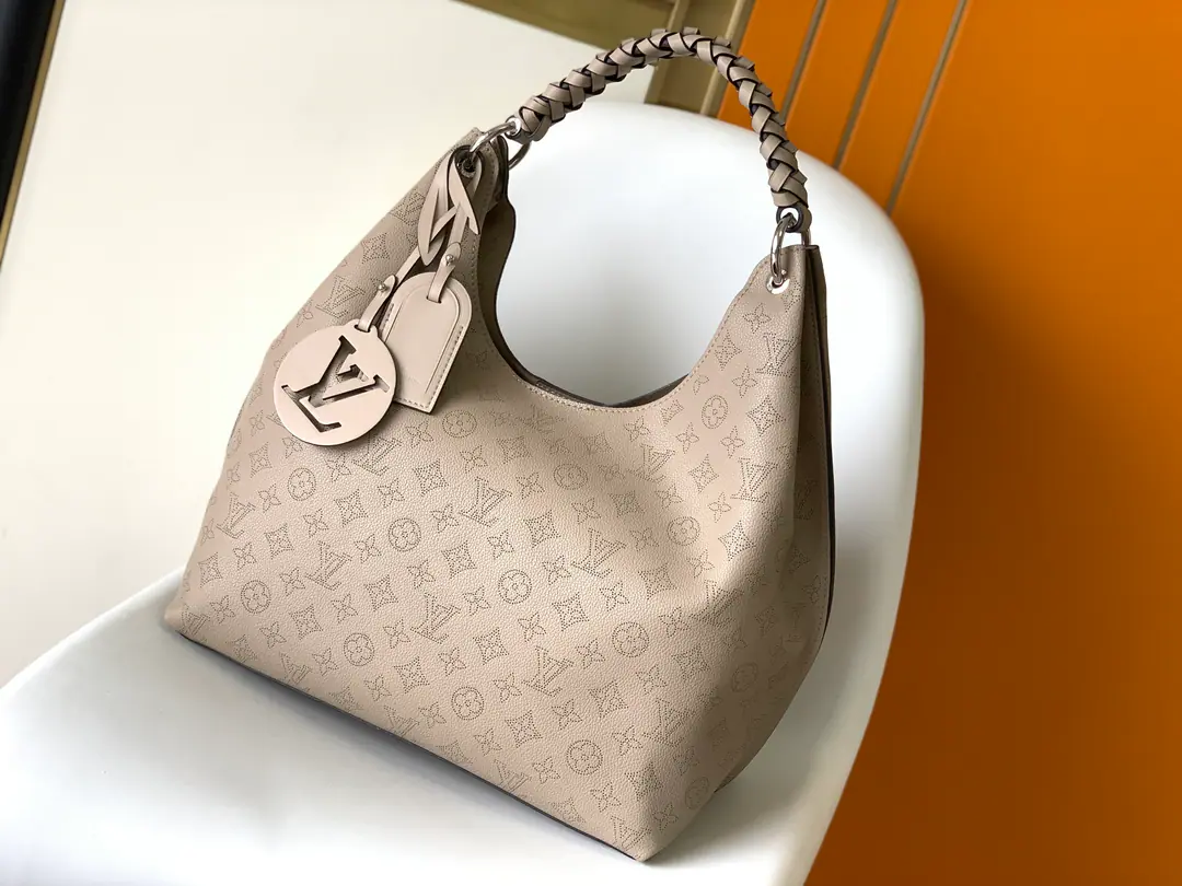 💕Top First List It's so exclusive.M53188Four-colour spot., This package is for imported particles.TaurillonIt's made of cow skin., The contours of its fashion are so young., Full skin shawl, wrists and a lady with a double card. It's a nice slant on your shoulder., Super-size shiny, copper-locked seal., Add a forward breath.. Dimensions: 35.0 x 40.0 x 17.0 cm, 202075