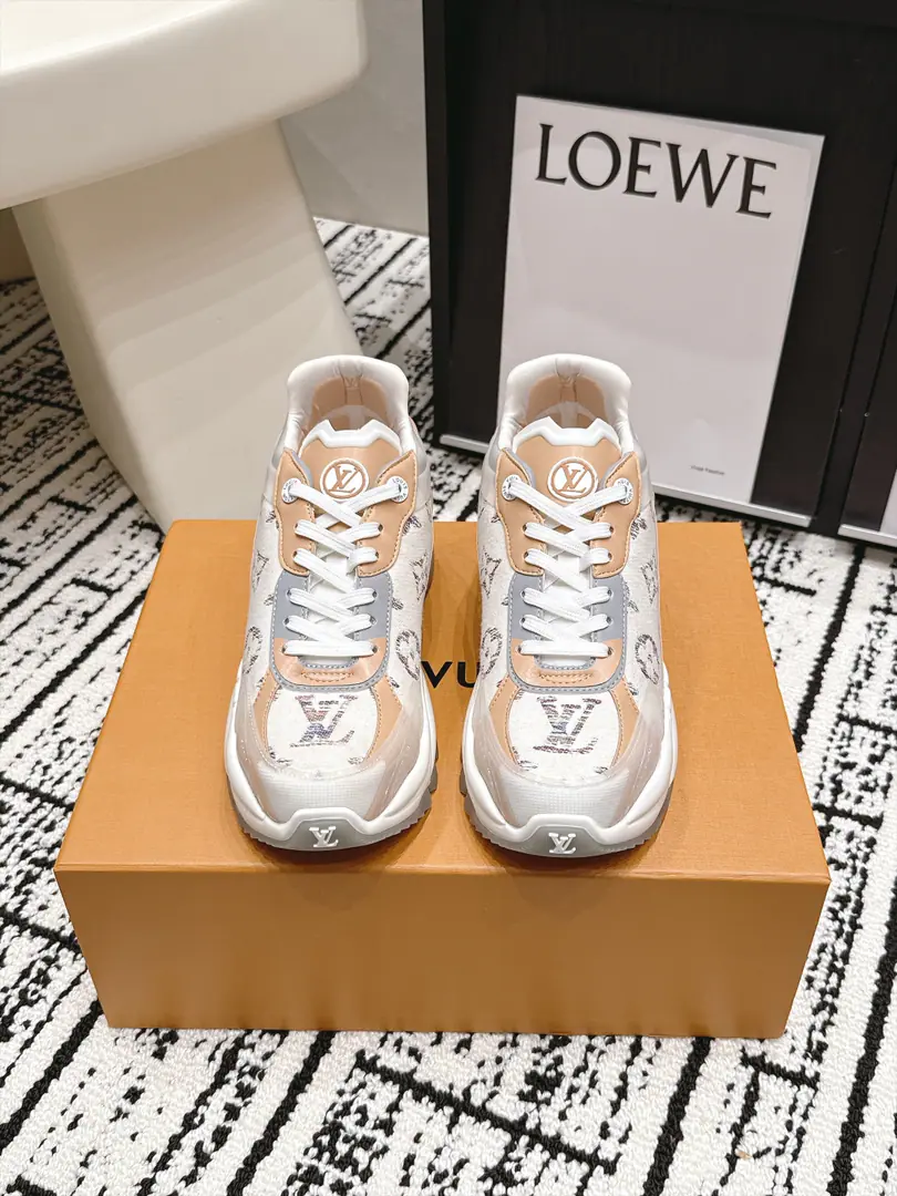 Requisition level #Female Louis Vuitton Run Away 26/New paragraph Leisure sports shoes​​ This is... ​​Louis Vuitton Run Away Sports shoes​​, White net shoes with silver leather., A light blue dot in the shoe tongue and shoelaces., Dark design, Both the tongue and the side of the shoe. LV Circle logo. The whole thing... LV Two years of a hot, old-fashioned shoe.. The shoes are not bad., A few key points. ​​Quite new.​​: White + Silver + The blue color is very good., Summer is a perfect dress.. ​​We're getting thicker.​​: It's a certain increase., But it's not that big a deal., It's natural to wear it everyday.. ​​I'm gonna get some air.​​: It's not boring in summer., Comfort is good in the same price.. ​​More colours​​: Except for this white blue color., And black and white., Pink, Full white waiting for multiple colours. Size: 35-39（40.41I'll make sure I don't change it.）