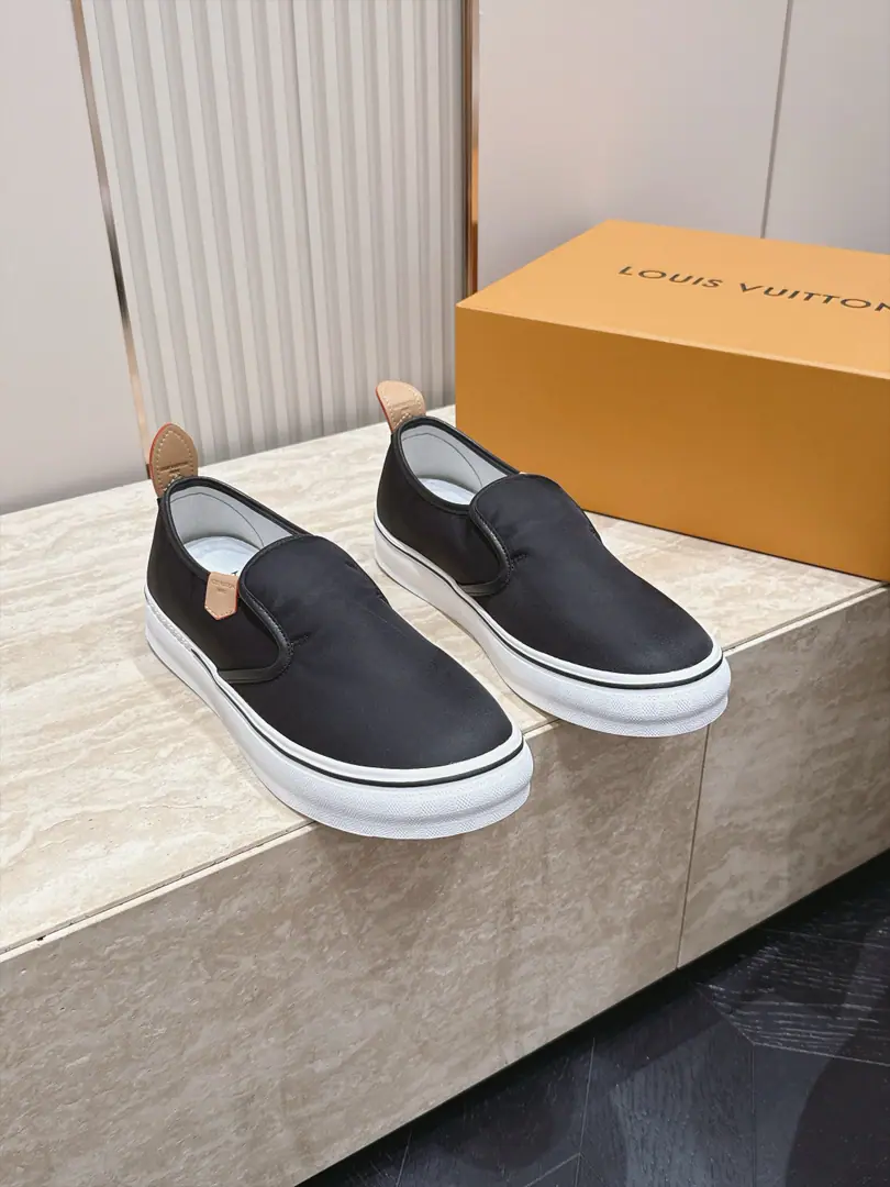 Men LVLouis Vuitton.LHome. The newest cowboy in the world with a donkey. Pump flowers. Old flower. Thick Leisure sports shoes Skis. Original procurement development Make the goods. This one.Lagoon Sports shoes for extraction Monogram Daningbu!, It's a classic.. The leather is wearing Louis Vuitton's logo., The glossy eye., The edges and shoelaces show the details., Dot Monogram The flower's rubber is so perfected. ▪️ Fabulous.: Customize head-deck skin ▪️ Uchi.: In the cow's skin. ▪️ Shoes under the sole.: Original Open Model Slide-InTPUMaterial ▪️ Bottom: 2.5CM ▪️ Size: 39-45