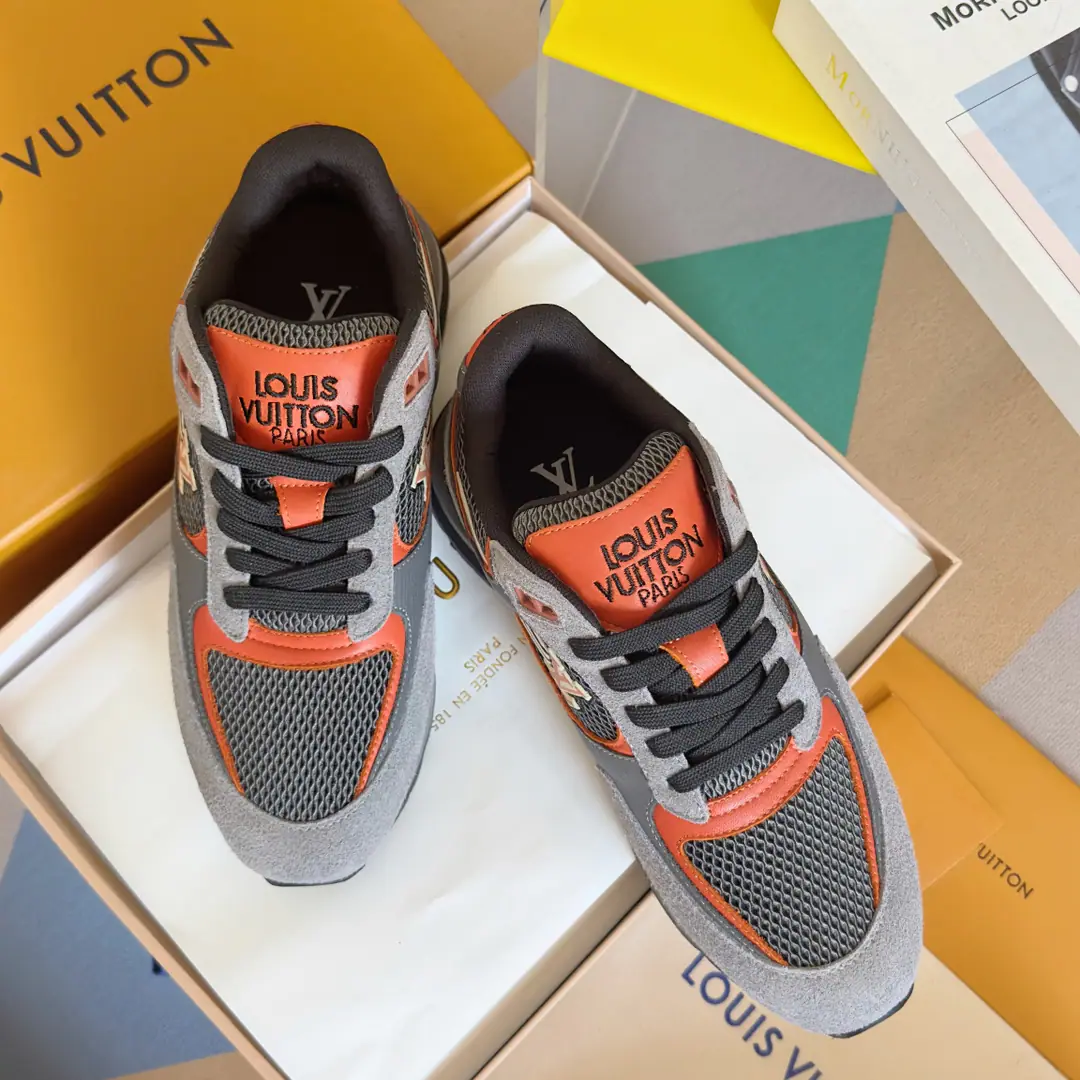 Top Version: Men LVLouis Vuitton. LHome. Donkey. RUN AWAYSeries Leisure Sports shoes Original procurement development Make the goods. Paragraph Run Away Sports shoes, fit. Monogram Daningbu and the technology grid., Showing the inspiration of running shoes.. Don't get into the work detail., Embroidery LV The letters were swayed over the side with the long tail of the comet., Louis Vuitton's logo is a shoe-strap. Send a cabinet for fine packaging🛍📦 ▪️Fabulous.: Original import of head-level cattle skin+Network ▪️Uchi.: The original imported air network. ▪️Shoes under the sole.: Original OpenEVA+TPUMaterial ▪️Bottom: 4CM ▪️Size: Men39-45（Custom46/47）