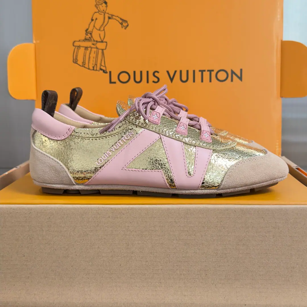 Top Version: Female LVLouis Vuitton. LHome. Donkey. LatestSneakerinaSeries Couple money. Mary Jane. Danin Cowboy. Ballet sneakers. - Tetsu. Leisure Flat shoes. Shoes. Paragraph LV Sneakerina Ballet sneakers for summer., WillMonogram Daningbu is a fine match with the same colored cow leather.. The pair of shoes with the color. Monogram Flowers hanging, It's a fun one.. Sides are accelerator. LV Letter and rubber Louis Vuitton logo, The distinctive features of the current design Send a cabinet for fine packaging🛍📦 ▪️Fabulous.: The original custom-made Danning cowboy. ▪️Uchi.: The original custom-made air network. ▪️Shoes under the sole.: Original modifierTPUMaterial ▪️Bottom: 1.5CM ▪️Size: Female35-42