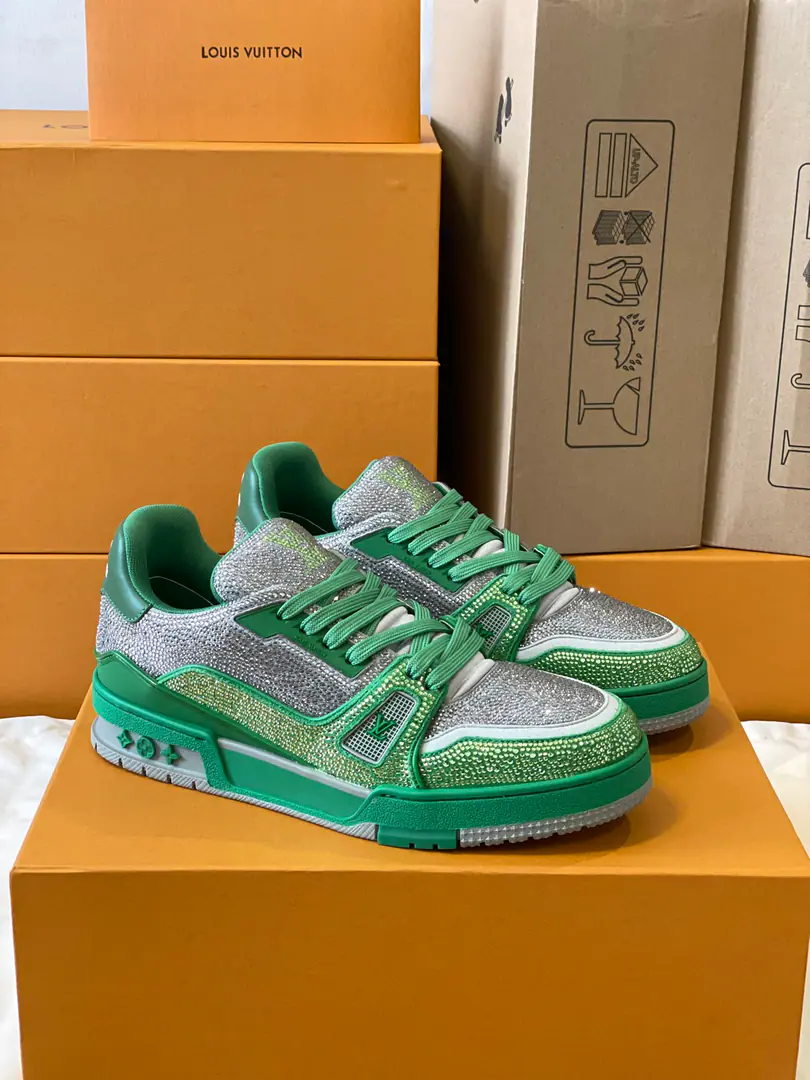 Top Version Couple money.💏 Paragraph LV Trainer The glitter of the crystals of the sneakers., To the designer.Virgil Abloh The original design of the Spring and Summer series is to be saluted.. The surface of the shoes and the rubber floors are a classic brush., Monogram Flowers dotted on it., I'm giving you inspiration from the ancient basketball shoes.. 🆚The only custom-made cow is a high-wild-lit cow counter-featuring. 🆚A private model.Vuitton Marking, Shoe straps. 🆚Customize silk slides. 🆚TPUCombine to base grinding and skating yellow ✅The original is hidden in the background.Monogram Flowers. Process: All computer needles are wired.. Shoeheads., Backset, Cold thermal process modifier. The whole set of holsters.. 35-40 39-44（45.46）