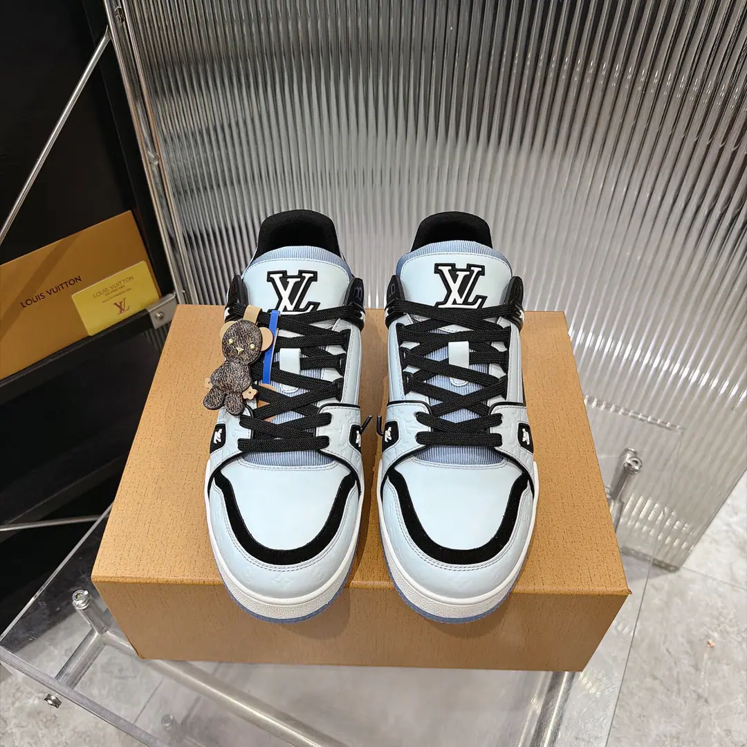 Plant Newest‼️ New money coming in.！ LV TARINELouis Vuitton. Donkey. LHome. Line limit Couple money. Leisure Sports shoes Skis. Original procurement development Make the goods. Paragraph LV Trainer The sneakers are depicting smooth cattle leather. Monogram Pattern, I'm telling you about the inspiration of the ancient basketball shoes.. A lot of shoes. LV Letter, The logo dates back to the brand. 1854 Year Send a cabinet for fine packaging🛍📦 ▪️Fabulous.: Original customized import of head-level cattle skin ▪️Uchi.: The original custom-made air network. ▪️Otsumi!: Original Open Model Slide-InTPUMaterial