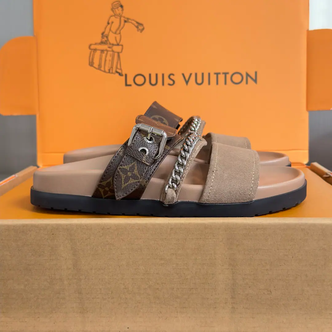 Top Version: Female LV Louis Vuitton.LHome. Donkey. Isola ComfortSeries Thick - Slugs. Paragraph LV Isola Comfort The sand is re-released with soft cow leather. LV Isola Series, It's a simple and pleasant study.. There's a prefix. LV Circle Pattern, The modifier belts add a saturation to the buttons and eyes.. The comfort of wearing a luxurious shoe pad with a light rubber outside. Send a cabinet for fine packaging🛍📦 ▪️Fabulous.: Original customized import of head-level cattle skin ▪️Uchi.: Original custom customised in soft sheep skin ▪️Otsumi!: Original Open Model Slide-InTPUMaterial ▪️Bottom: 3CM ▪️Size: Female35-41
