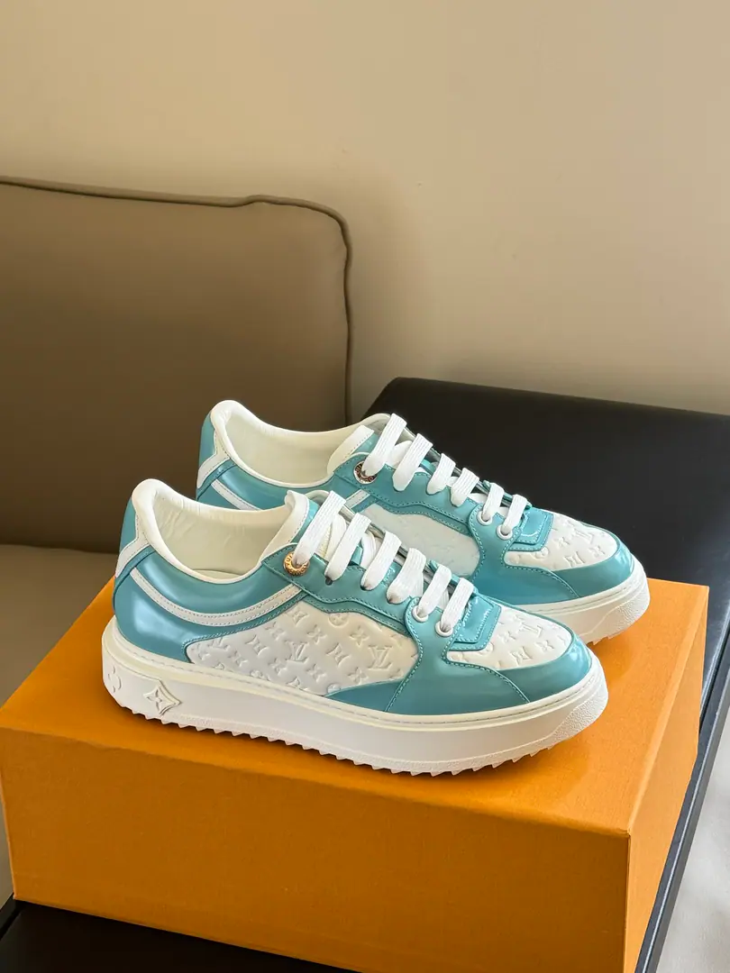 Top Quality Louis vuitton ss24 new arrival～ LIt's a classic thick-down sneakers.2023Autumn and Winter Pages Paragraph Time Out The sneakers are a mini-stamp for soft cow leather. MonogramPattern, - Oh, my God.L, v A classic design.. 3DIdentification dots, Cline the outside of the comb., The plaque of the eye adds details.. Top class.35-41