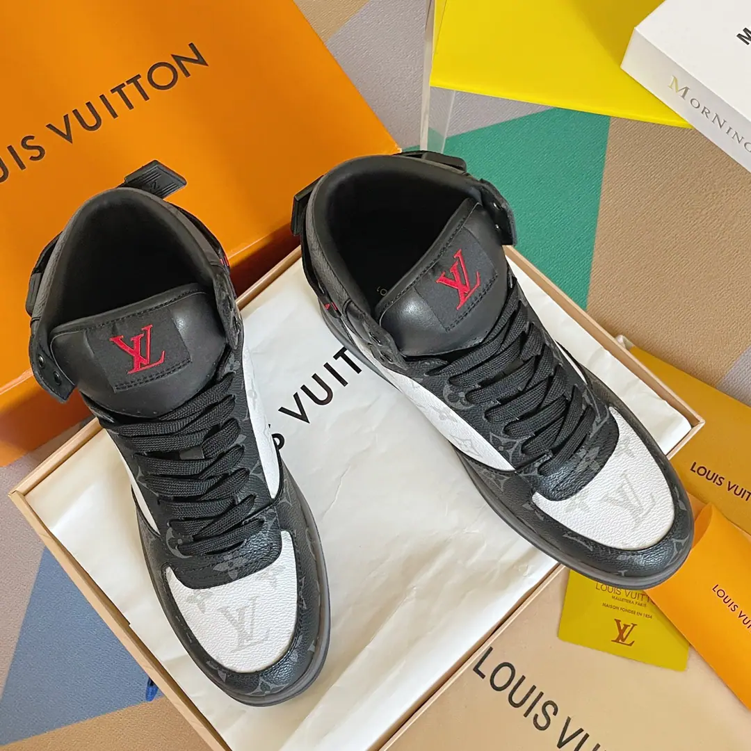 Top Version: Ko Gang! LVLouis Vuitton. LHome. Donkey.RivoliSeries Ko Ko-kwan! Leisure Sports shoes Shoes. Original procurement development Make the goods. Paragraph Rivoli High-band sports boots for cow leather., ♪ To show the classics with a sharp brush Damier Pattern. But the steady Louis Vuitton sign shoe belts are constantly designed., Rubber external configuration refined. Send a cabinet for fine packaging🛍📦 ▪️Fabulous.: Original import of head-level cattle skin ▪️Uchi.: The original custom-made air network. ▪️Shoes under the sole.: Original modeling slide-proof rubber floor ▪️Bottom: 2.5CM ▪️Size: Men38-45