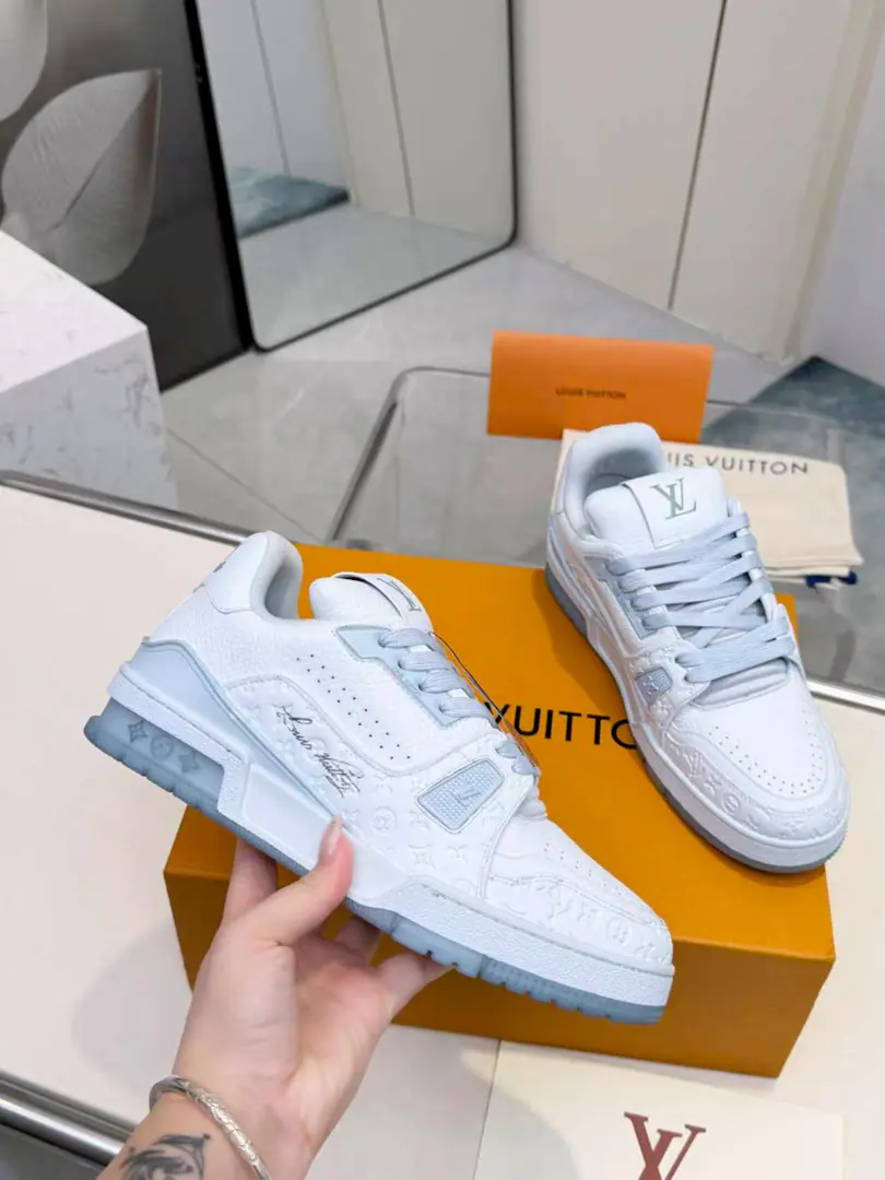 Plant price LV Skate Ice-blue-net skateboard shoes.｜Spring and summer, Qingxin, the luxuries shoe pole. 1.Total milk and white+A light blue impact design., ♪ The sight is so soft ♪, Both men and women can handle it.. Shoe face blends with top-story smooth cow skin., Particle pressure tan., The beehives are three types of material., The layers are so rich that they can get the heat out.. The four-mungsted-square-square-species rubber is a series of iconic designs., Process solid stereo. 2.The thicker sponge shoe is wrapped in comfort and no foot., Coarse saliva straps reinforce street attributes. Quadratic rubber with branded flower tattoos, A combination of face value and shock-resilient effect, The deep-tooth line is smooth-proof., A combination of skateboarding and daily commute.. 3.The colored ones don't come easy to break., It fits most of the leisure style., It's not too much to say., The details are all over the place.LVHigh-end shoe manufacturing process, It's a spring and summer shoe.. 4.Packaging: Full package 5.Codes: Couple money.35-45Code