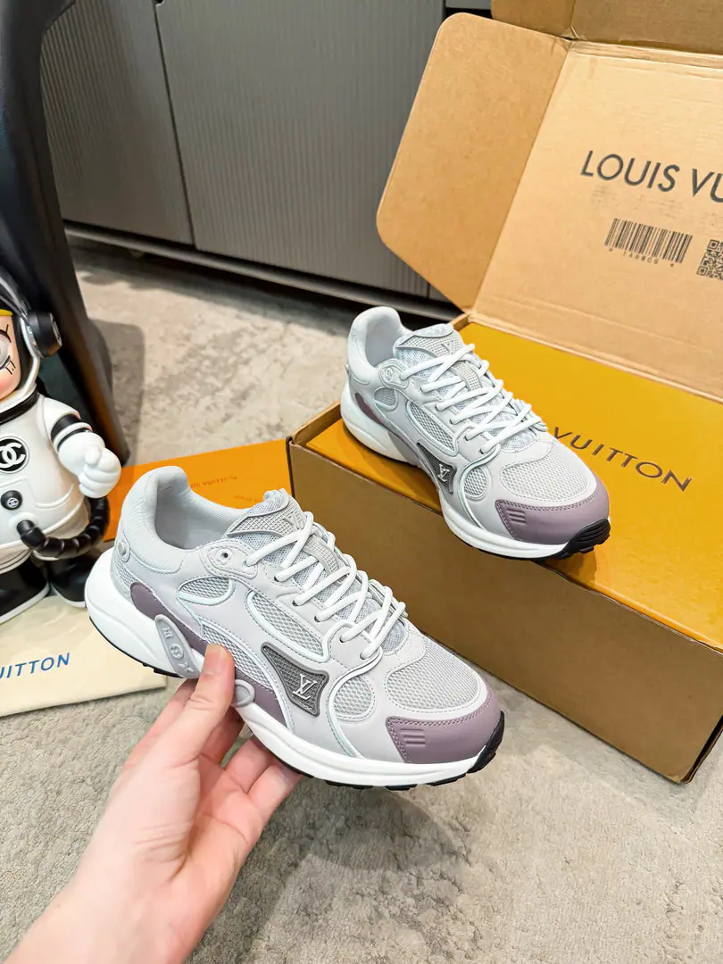 🔥🔥🔥Top Version: Couple money. LV Louis Vuitton.LHome. Donkey. LatestOlympiaSeries Couple money. King of Silver Horn. Leisure Sports shoes Run-shoes. Paragraph LV Olympia Technical and technical materials such as the mesh and metal-skinned leather for the integration of sneakers, Design classic shoe remodeling with a simple and easy view.. Light EVA The exterior performance is a snuggler.. Monogram Presses with LV The letters and the details are rich enough to create a sense of recognition. Send a cabinet for fine packaging🛍📦 ▪️Fabulous.: Original imported technical fabric+Network ▪️Uchi.: The original custom-made air network. ▪️Shoes under the sole.: Original model rubber bubble material ▪️Bottom: 3.5CM ▪️Size: Female35-40 / Men39-45