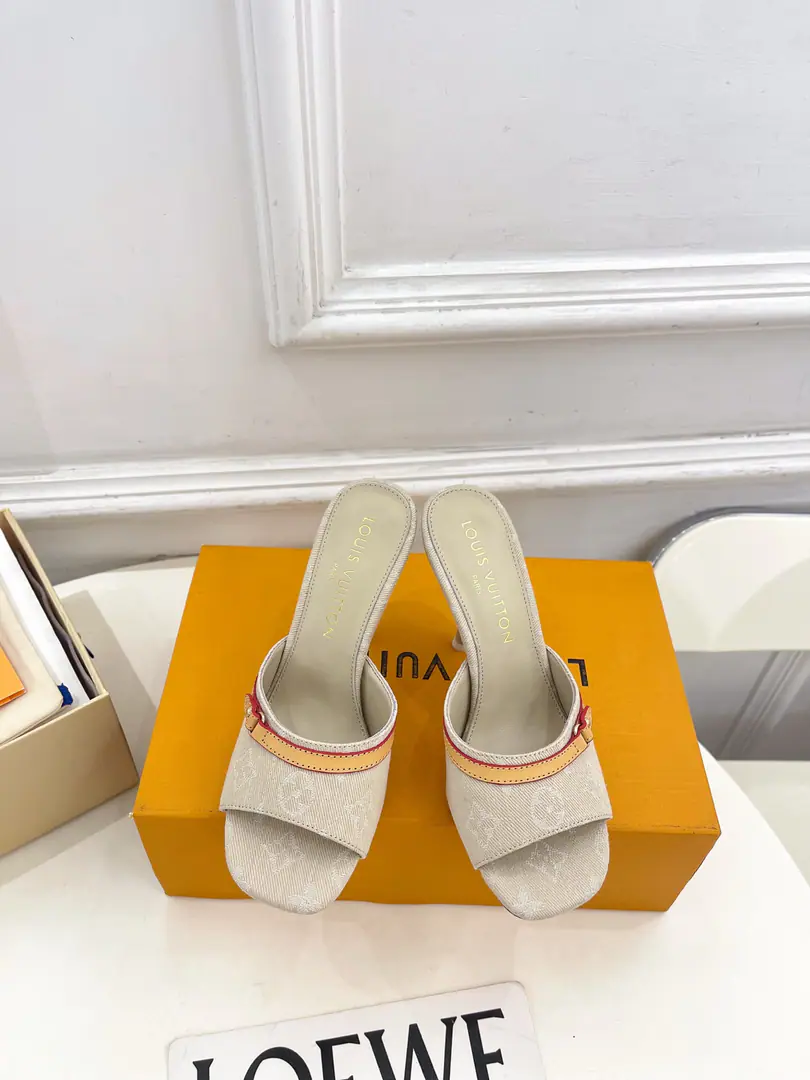 LV | Louis Vuitton. 26𝐬𝐬 🧡💚2026Spring and summer. Top Version‼️Original unamended The owner of the counter is making a new payment. LV 6AM Cats and Daningbu slippers. New hardware.🆕 ❥BSRequisition level！It's a great sense of excellence.！A huge amount of money from domestic and international bloggers., Old and fashionable. The upper toe blew up.！The boss's push.★ ━━━━━ ЅᏇєєt ━━━━━ ▪️Shoe.: Customize Denningbu ▪️Uchi.: Imports of sheep's skin ▪️Otsumi!: The original Italian is a big one. ▪️He's tall.: 5cm / 10cm ▪️Shoes.: 35-39（34, 40, 41, 42Custom） ▪️Plant price ▪️Numbering: 2605007