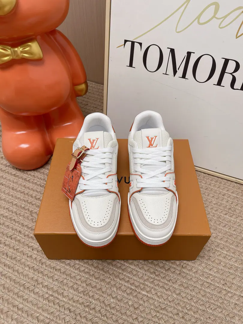 Top Version: Couple money. LV trainer~~New Upgrade~~Classic Return❗ Couple money., Skis., Basketball shoes., Sports shoes…… LVNew Sports Series. The reenactment.. Into the family's many classics.. Super handsome.~~ Full leather fabric., MatchLvThe badge., In the airnet., Original Base, Original shoes,, More details are perfect for the big stuff. size: 35—45（Women41.Men45Do it.）