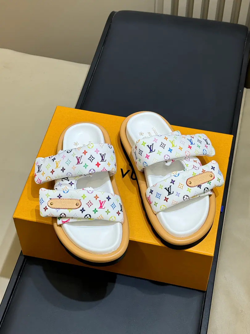 🏧𝐋𝐕 x TM Pool PlllowTop Version Bread slippers are new colours.👫Same paragraph for men and women Fly to the face of the shoe., Soft and fat., It's going to be so resilient.！ High-density bubbles on the soles of shoes, It's so light.！ It's a little sheep's skin inside.！ Female size: 35-40（40.41Do it.) Men: 39-44（45Do it.)