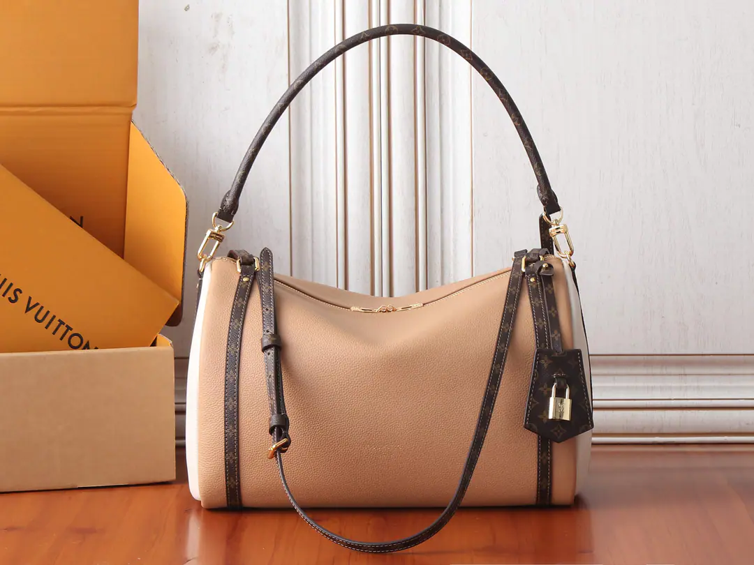 【 C01Dynamic chip】Top First List, Development of the original M2A ✨‼️Paragraph Express The middle handbag came from 2026 Morning and Autumn Series, Design in double colour.. The surface of the leather is attached to metal-skinned paint., ♪ And the light of the luminous glimmer ♪. Monogram The canvass are tied to the same pattern., The classic key bag and the lock can be tied to the zipper head., A hand handle can be adjusted to make it work.. 36 x 24 x 18.5CM (Length x High x Kuan) Cow leather. The topsaling side. Monogram Intra-tampon liners Metal Double zipper. Disabled key bags and undisable locks（You can hang on to the zipper.） Shoulder belt.: Disableable, Adjustable Half a band.: 44.0 centimetres Half a length of the belt can be moved.: 48.0 centimetres Hand handle.: Hand handle.