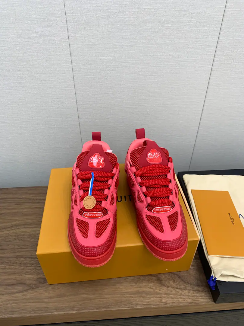 Louis Vuiton🍀 🍀 LV SkateA series of bread shoes.-Skis.-Basketball shoes.-Leisure sports shoes Top Version🔝Original purchase development for sale👍🏻[Fireworks]LV Skate The ViewProfessional skateboarding., It's been going on.90The big ones.. The designers added the stylish element., Like open-faced shoes and tongues and direction.Axion, esandDCThe strap of honor.. This one.LVSK8The sneakers are different from the typical skateboard shoes., It's made of cowbucks., WithTPUArranged andMonogramTexture. And finally..., And on his heels and his tongue.logoAnd the side flower pattern.. Fabulous.:Original customized head-level cattle skin+Airnet. Uchi.:The original imported air network. Codes:Women35-40 Men39-45 （Men38.46Custom No re-election.） Plant