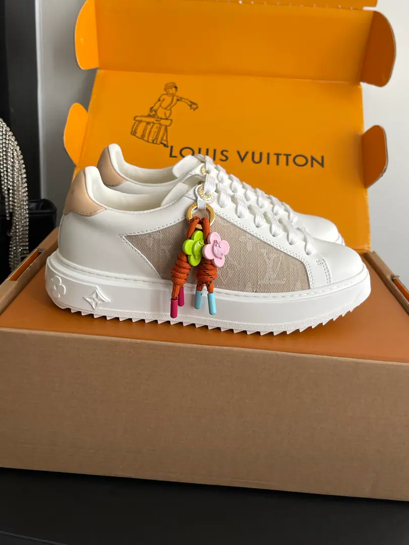 🏧𝐋𝐕 x TMMurakami's joint name. Time Out Cherry Series Leisure White shoes. Sports shoes Original procurement development Make the goods. Paragraph Time Out The sneakers are from Louis Vuitton. x The village re-engineer series, Showing a great amount of sports.. The Bounty Leather Dirt. Monogram Elements, Cherry Blossom The mark and the saliva behind the shoe are improvised with a pen.. Monogram Flowers are a brand-new thing to do with the thick rubber.！ Fabulous.: Original import of head-level cattle skin Uchi.: Original custom custom customised soft sheep skin Shoes under the sole.: Original OpenTPUSlipboard Base Codes: 35-41（40.41Do it.）