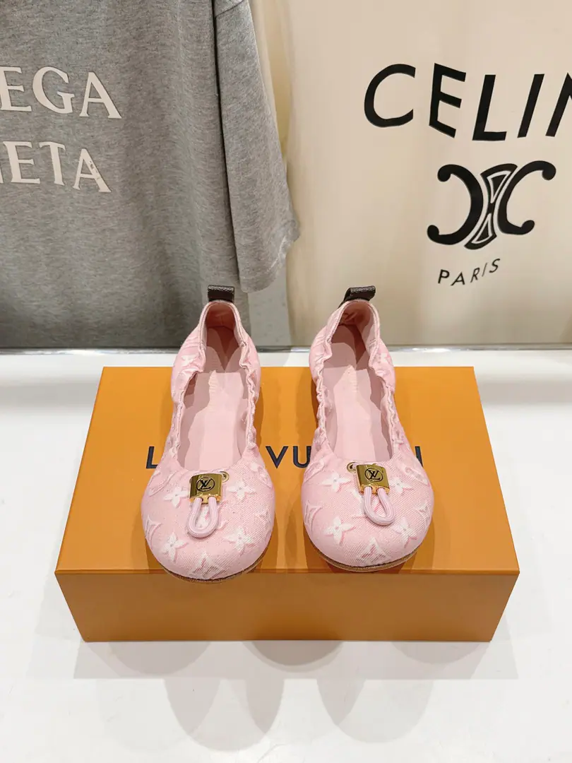 🏧𝐋𝐕The new Mary Janes. One shoe with a lazy foot. It's a little bit simple., The high-level is full., - With grace.～Nice foot., The poor son of Autumn's shoes.💃🏽 ✔Shoe.: Original imported material ✔Uchi.: In the sheep's skin. ✔Otsumi!: Italian imports are so thick. ✔Codes: 35-41 [40.41.42Make a reservation.]