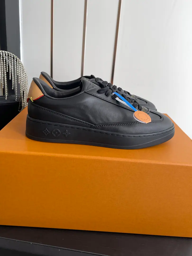 🏧𝐋𝐕 FlashSeries Couple money. Leisure Sports shoes White shoes. Paragraph Flash The sneakers are in a simple fashion. 2026 Spring and summer series. The leather on the face of the leather shoes is integrated into a sewn line and branded tattoo., Inspired by the introduction of leather.. Same-colour rubber outside. Monogram Flowers.🌸 Fabulous.: Original customized import of head-level cattle skin Uchi.: Imports of soft sheep skins Shoes under the sole.: Original modeling of slide-resistant rubber material Codes: Women36-41 Men40-46