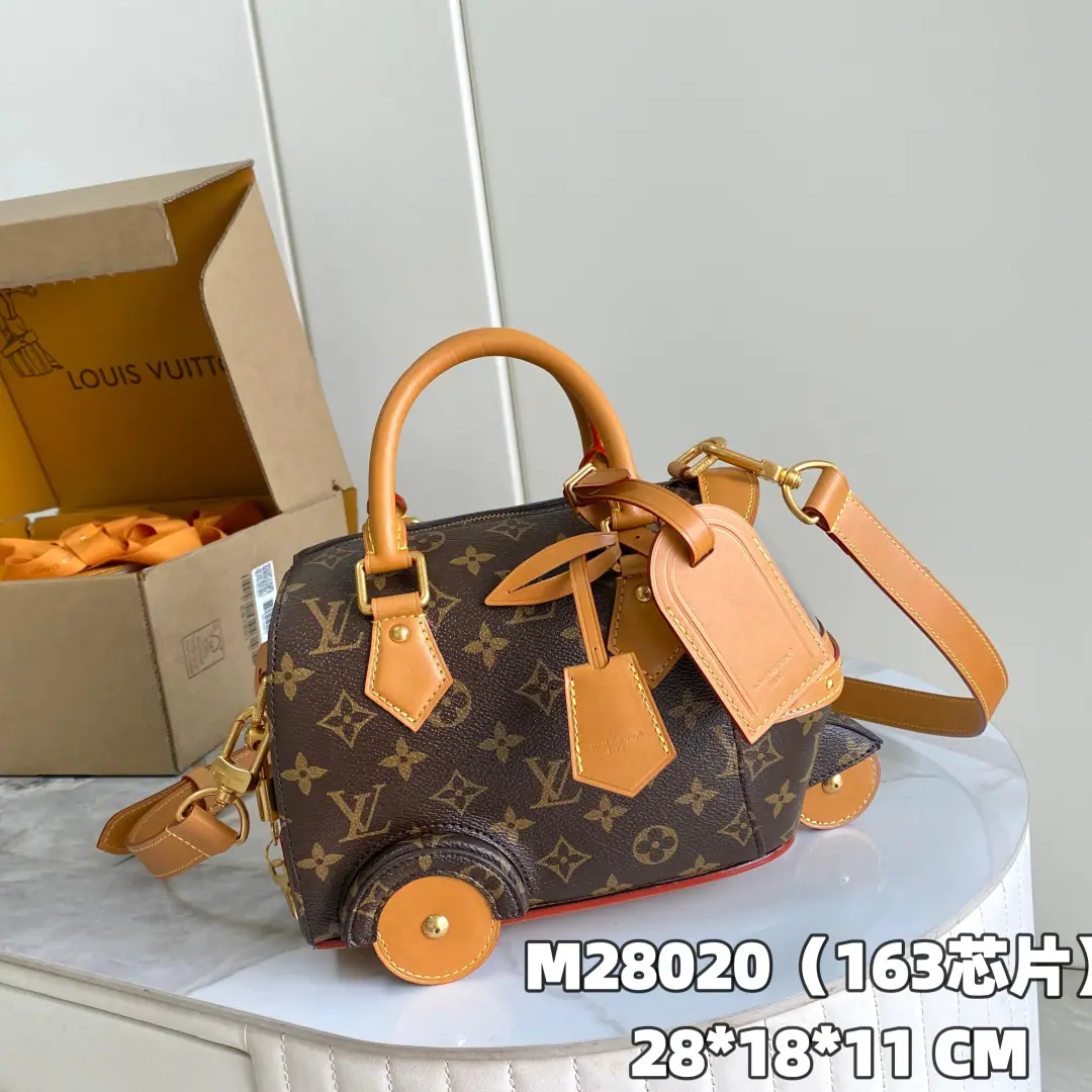 【 C01 Chip version】 Internal pricesP Paragraph: M28020, Original List Enhancement💪【I'm taking a background picture.】This season Pharrell Williams With the movies.《Through the Great Gilling.》For inspiration., Roll OutRickshaw Mini-handbag., AdoptionMonogramThe canvas., With leather and metal. The details are engraved in microscopic form., License plate., The front window and the wheel are all over the place.. Designed specifically for supplies required for collection, We can take phones and tablets from the house.. Dimensions: 28x18x 11centimetres （LengthxHighxKuan）