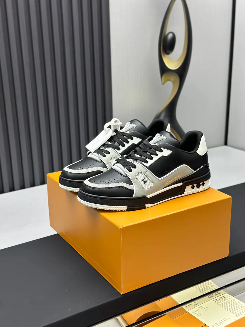 The factory is selling it. Top Version LV-Louis Vuitton.-A classic show. Empty glue process·Original1: 1Develop Rematch！！The upper foot is very comfortable. Luxury materials, - I'm doing a little work., The bottom print is European English letters. The shoe face is combed by Italian imported cow skin., The side of the side is branded.LOGOSigns and signatures, The latest emulsion pad.➕The netted inside., I'm so comfortable with my feet.. Original factory-specific double colourTPUGroup Bottom. Packet process Solid sewn by locks Fabulous.:Uniquely customised head-deck skin. Parts:A private model.Vuitton Marking Uchi.:Customize silk slides.-In the top silk cow. Otsumi!:TPUCombine heavy ground grinding and skating yellow Foot.:New emulsion pads.-The veil is sweaty. Pool process:All computer needles are wired. Shoeheads. Backset Cold thermal mode. Full pull-out. Medium down.logoStripes Box packing -Shoe belt. Certificate Card Notes Accreditation Dustproof bags The best wrapper on the net. Female35-40Men38-46（38/46Make a no-refund order.！