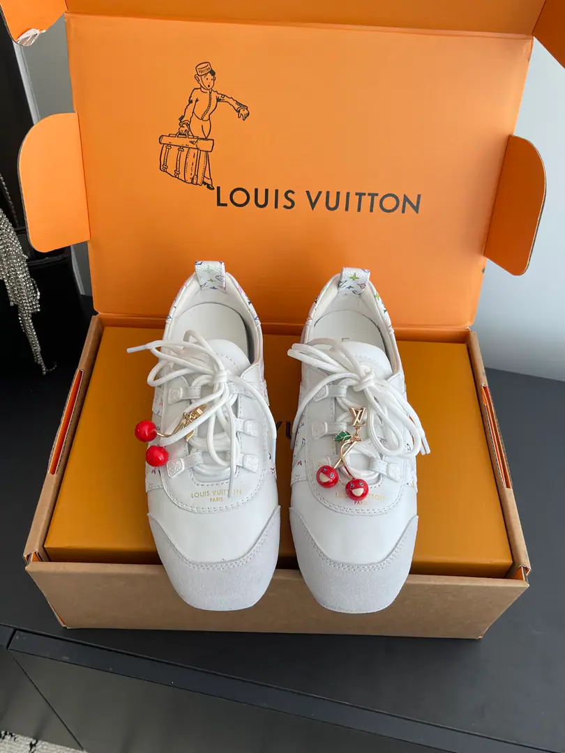 [🍒Cherry.➕60] 🏧𝐋𝐕 SneakerinaThe ballet shoes. Flat shoes, leisure shoes. Paragraph LV Sneakerina Ballet sneakers for summer., Will Monogram Daningbu is a fine match with the same colored cow leather.. The pair of shoes with the color. Monogram Flowers hanging, It's a fun one.. Sides are accelerator. LV Letter and rubber Louis Vuitton logo, The distinctive features of the current design. Monogram Daning's fabric./Cow leather./A leather belt. Louis Vuitton ElementsSacchetto Process infusion TPU Outside Codes: 35-41（40.41Do it.）