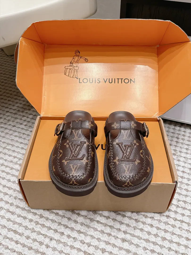 Requisition level LVLouis Vuitton.26/New paragraph Floor Muller slippers. The shoe's body is sewn hand-made to recapturing the ancient contours., Signal presses and metal button details are full., The thick core is stunned by the thick core., He's got a thin foot and a big air.. A cowboy., Leisure, The dress fits., The laxity of the laziness is so low-profile., It's a perfect balance between the accommodative and the delicate., It's a card card from the closet.. Shoe.: Imported sanded cattle skin Uchi.: Import of sheep skin Otsumi!: Original version to open Codes: 35-41 （40 41 Custom）