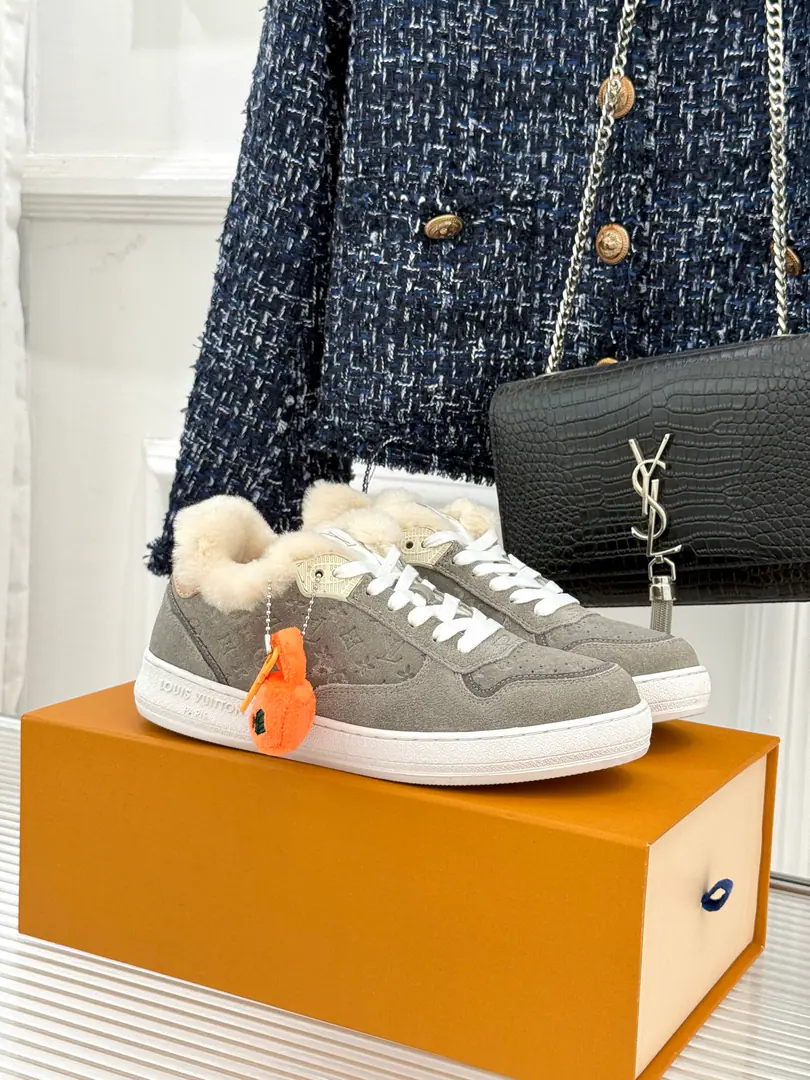 🏧𝐋𝐕Top quality of a donkey house. The new one is a couple.👫Leisure sports shoes The fabric is custom-made for cattle skin. The inside feet are all sheep's skin./wool. Original Opener CustomTPUOtsumi! size: 35-44 [Women40.41Custom]