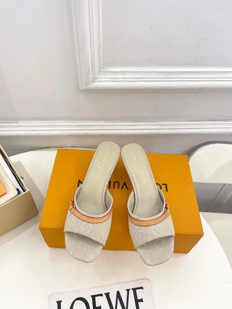 LV | Louis Vuitton. 26𝐬𝐬 🧡💚2026Spring and summer. Top Version‼️Original unamended The owner of the counter is making a new payment. LV 6AM Cats and Daningbu slippers. New hardware.🆕 ❥BSRequisition level！It's a great sense of excellence.！A huge amount of money from domestic and international bloggers., Old and fashionable. The upper toe blew up.！The boss's push.★ ━━━━━ ЅᏇєєt ━━━━━ ▪️Shoe.: Customize Denningbu ▪️Uchi.: Imports of sheep's skin ▪️Otsumi!: The original Italian is a big one. ▪️He's tall.: 5cm / 10cm ▪️Shoes.: 35-39（34, 40, 41, 42Custom） ▪️Plant price ▪️Numbering: 2605007
