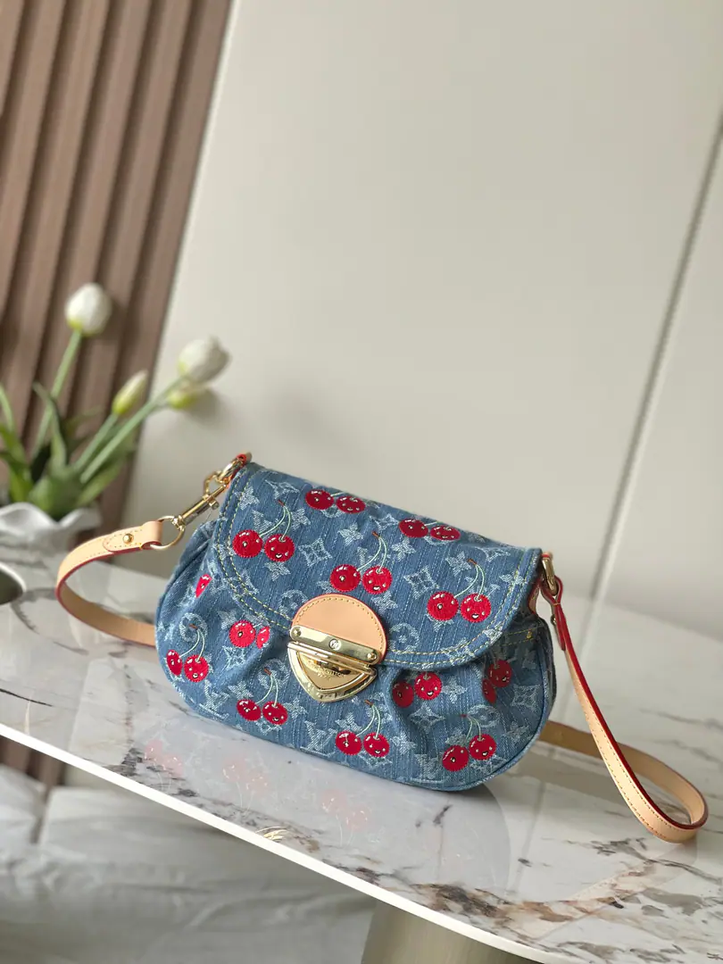 【MBDevelopments C UIDVariable Chip】M13680Cherry. This one.SunsetHandbags are trimmed in an antique format., "and a graceful spirit of grace.", The rough rounded edge is perfectly matched with large gold plugs.. The handbag.MonogramCowboys made., There was a fancy cherry puncture., From the charming recouper.Louis Vuitton x MurakamiSeries, With a natural leather belt., It's a classic.. 27 x 18 x 3 centimetres (Length x Height x Wide)