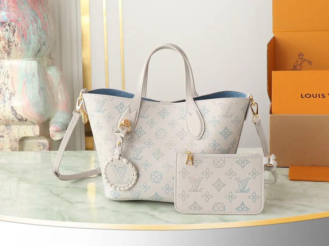 【Top First List It's so exclusive.】M12088White Full-water bucket bag series Blossom Little Tot Bag. Gray Gradient (Empty) From Ays Mahina Flight Mode Series, Soft, flowered leather shapes the fall effect.. Monogram A little leather on the puncture pattern., Combining leather decorations, Release the test of symmetry.. The inner partition and undry zipper bags are properly collected for daily supplies. Dimensions: 20.0 x 20.0 x 12.5 centimetres.