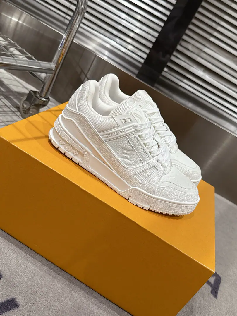 🏧𝗟𝗼𝘂𝗶𝘀𝗩𝘂𝗶𝘁𝘁𝗼𝗻Couple money.👫" LV trainerGlobal limitbulingbuling✨The top-of-the-shoe Quality of the Recreational Sports Shoes Series！ Louis Vuitton, Director of Art.Virgil Abloh The new revolutionary work that we've brought in. I want to put street style into shoe-shoe fashion., More young., Diversity. You're more personal with different socks.😍 Original custom-made cow skin.A special stamped cowboy cloth package. The luxuries of the membrane crystals can't drill. Packet process Solid sewn by locks TPUThe original is comfortable. Full package with original gift box Size35-45 [Women40.41Men45Do it.]