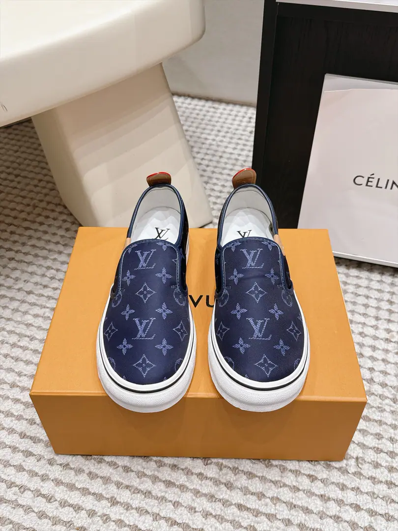 Requisition level #Men LV 27/New paragraph The joint name of the Fed.Combi Men's leisure shoes. LV Louis Vuitton. 27ssThe joint name of the Fed.CombiSeries Thick Leisure Sports shoes LeFlell Shoes. Shoes. Louis Vuitton introduced a new version.2027Show series. These new personal styles. It's bringing us different styles. Fabulous.: Original customized imports of cattle skin/Layout Uchi.: Original custom customised in soft sheep skin Otsumi!: Original modeling of slide-resistant rubber material Bottom: 2.5CM Size: Men39-45