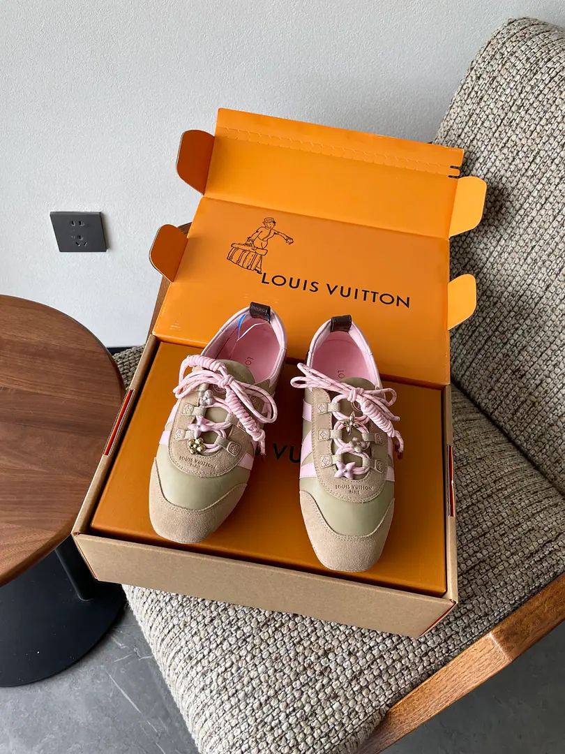 Requisition levelLouis VuittonLouis Vuitton's ass is a spring and summer.SneakerinaSeries Ballet sneakers. - Tetsu. Flat shoes. The original three-to-procuration development is perfect.Sneakerina Ballet wind shoes make flow lines with silky cow leather. The comfort of lightly shaped and sports shoes with ballet shoes.. Side LV Marking andMonogram After the canvas, bring the details., Sacchetto Process and TPU The outside is a softer dress. Bottom: 1.5CM Fabulous.: Original customized import of head-level cattle skin Uchi.: The original custom-made air network. Shoes under the sole.: Original modifierTPUMaterial Size: #35-41（Women40 41Make a no-refund order.）