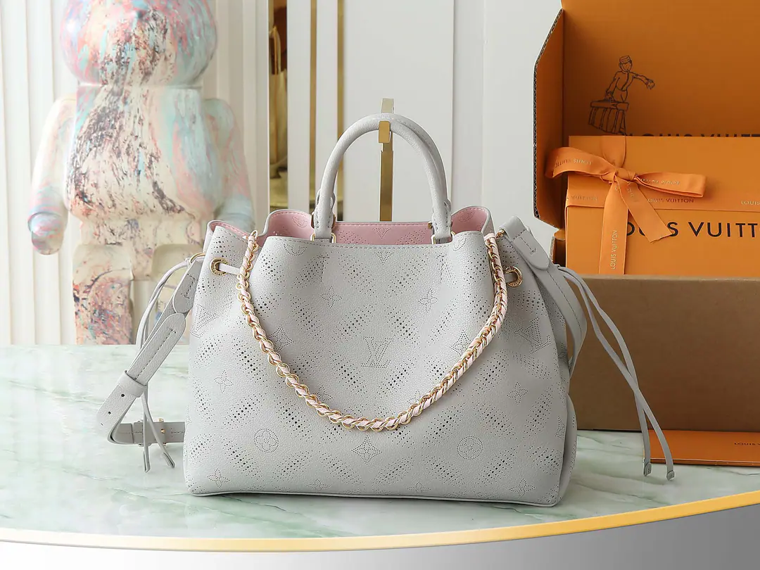 【Top First List It's so exclusive.】M13838 M23395Paragraph Bella Tote The bag will be a new season. Mahina Bloom The elements are so smart that they fit into the skin of a delicate cow. Through the piercing. Monogram Flowers can see the color line. The chain is a match to a match that can be broken. The classics have a variety of ways of carrying them. You can easily take up flatboard computers and headphones., Dimensions32x23x13cm