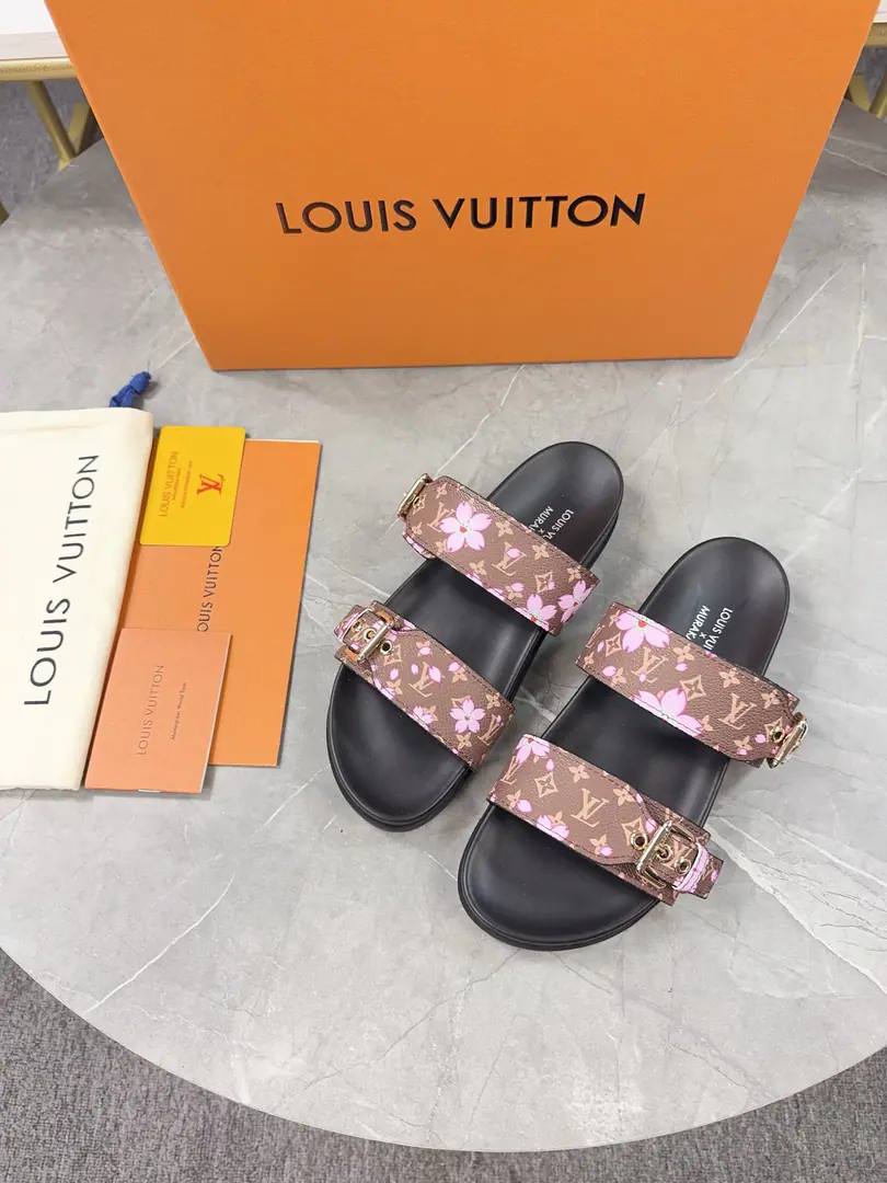 LV2025Spring and summer slippers.🌟The belt buttons can be strained. The sand is full of it. Original OpenLVMetallogoDecoration It's so fashionful and beautiful.🤳🏻Shoe-faced cow skin./Customize imported flower fabric/The original old flower leather. In the skin of the sheep. (Water table+Rubber bottom)Three layers of a combination of the bottom. 🔶Size: Women35-43Men: 38-46