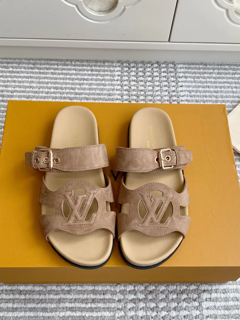 Batch 🐳LV｜ISLADouble buttons, thick sandals.✨ The counter.26SSNew paragraphISLAHoliday Series, Summer Blast. Import head-decked cow skin/It's two types of skin., EmptyLVPrecision. Double-modifiable metal belt, You can fit with your legs. I'll put a thick, fat, fat, fat-ass waterboard., I'm not tired of walking. Original flower-stressed, slide-proof rubber floor., Full details. size: 35-39（40.41.42Do it.）