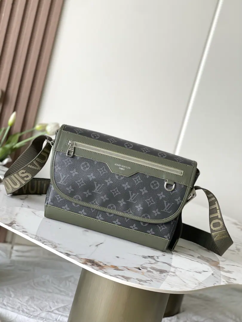 ParagraphM 28629Greenflowers. Top First List Half steel hardware. c01Chip Paragraph Courrier Mailman Package Monogram Eclipse Tiled canvas., Remodel the classic mailman package. Wide Main Layer, The zipper bags that are overstretched together with the hidden pockets below create a room for a full harvest., Storeable mobile phones, Keys and other travel requirements. Dimensions: 37x27x12cm