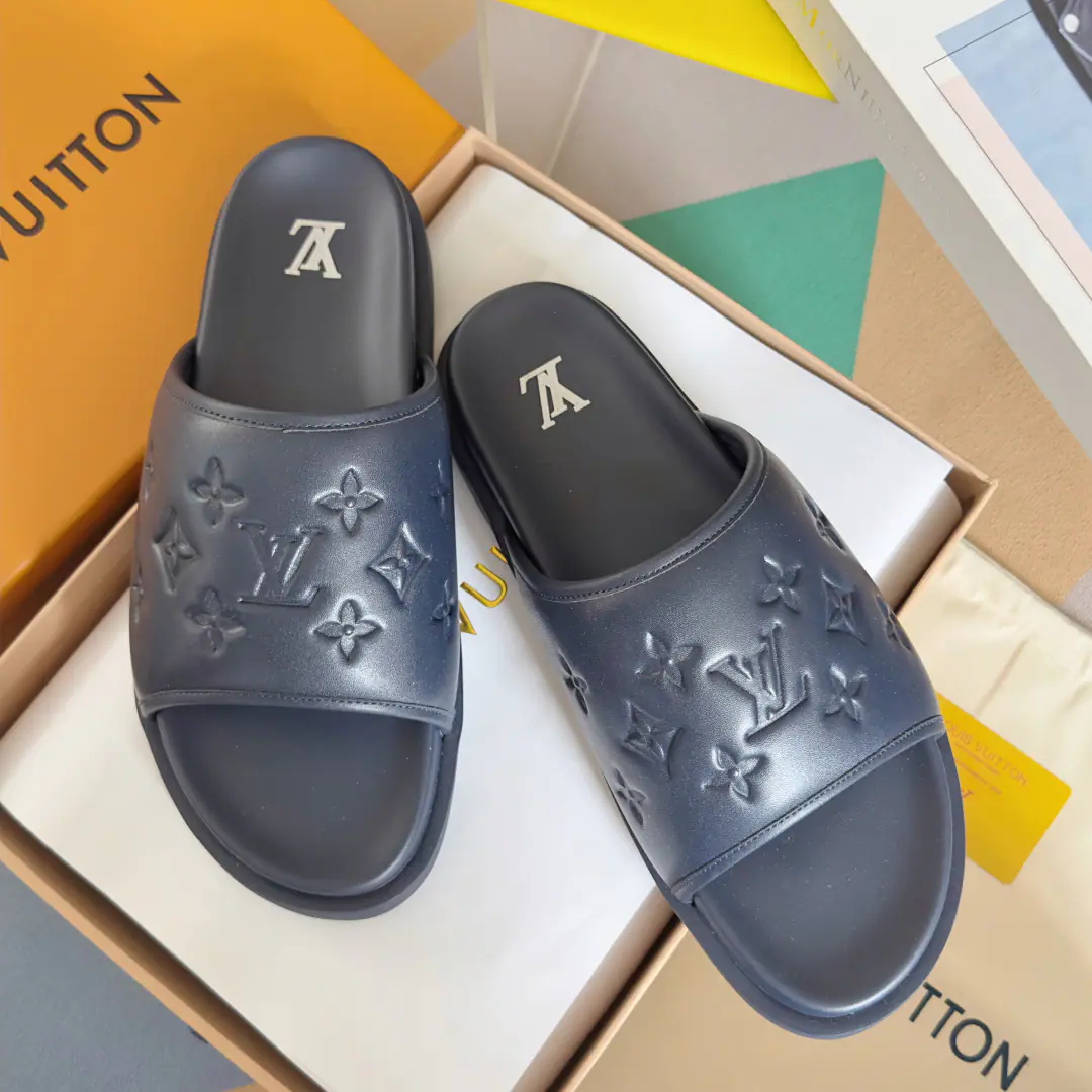 Top Version: Men LVLouis Vuitton. Donkey.LHome. MiamiSeries Emboss Pump flowers. Cool. Original procurement development Make the goods. Paragraph Miami The cool drag will be enlarged. Damier Weaving the pattern into the surface of flowers, ♪ And then a breath of grace ♪. The broad shoe face can be tangled by magic., It's a combination of a resilient shoe pad and a light microbone. Send a cabinet for fine packaging🛍📦 ▪️Fabulous.: Original customized import of head-level cattle skin ▪️Uchi.: Imports of soft sheep skins ▪️Shoes under the sole.: Original modeling smooth-foil bubble material ▪️Bottom: 3CM ▪️Size: Men38-46