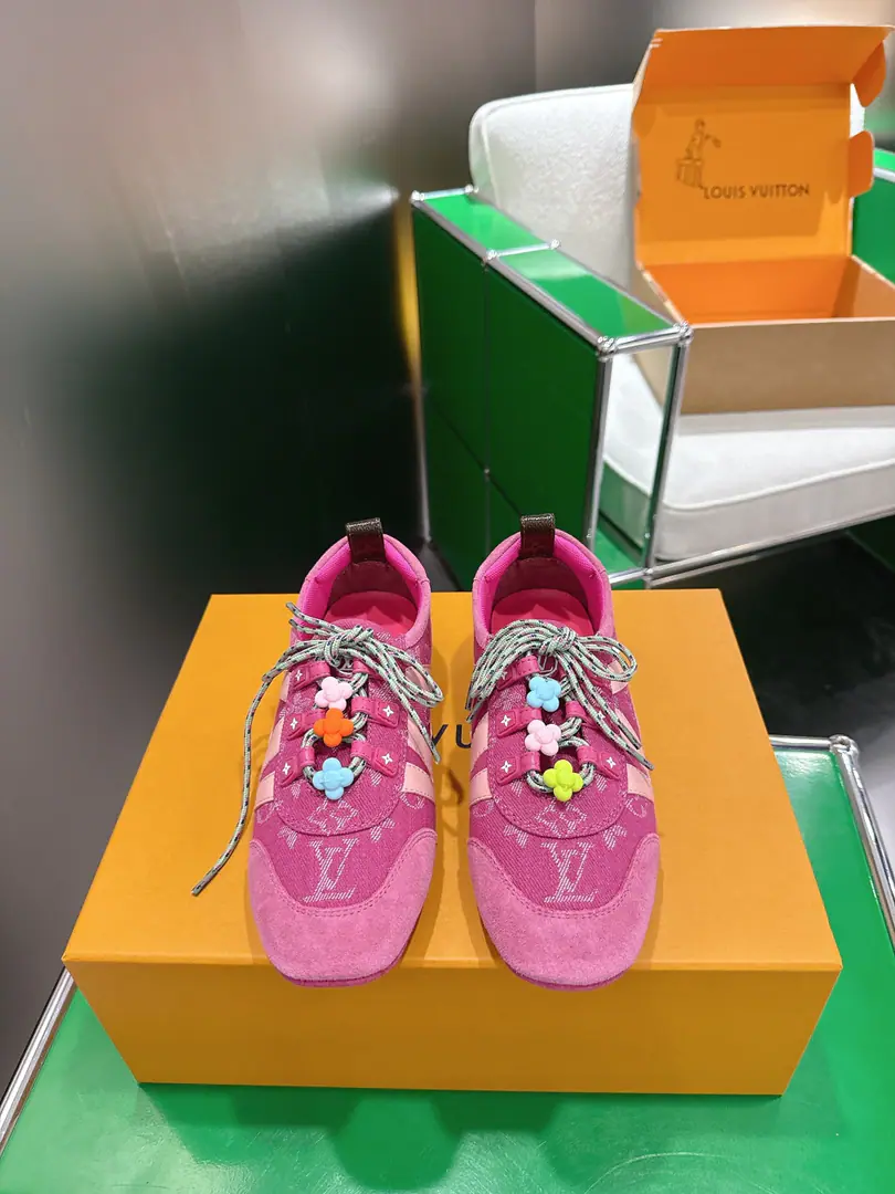 Top Version Louis Vuitton SneakerinaThe ballet shoes. Flat shoes, leisure shoes. ‼️ Paragraph LV Sneakerina Ballet sneakers for summer., Will Monogram Daningbu is a fine match with the same colored cow leather.. The pair of shoes with the color. Monogram Flowers hanging, It's a fun one.. Sides are accelerator. LV Letter and rubber Louis Vuitton logo, The distinctive features of the current design. Monogram Daning's fabric./Cow leather./A leather belt. Louis Vuitton ElementsSacchetto Process infusion TPU Outside Codes: 35-39（40Do it.）