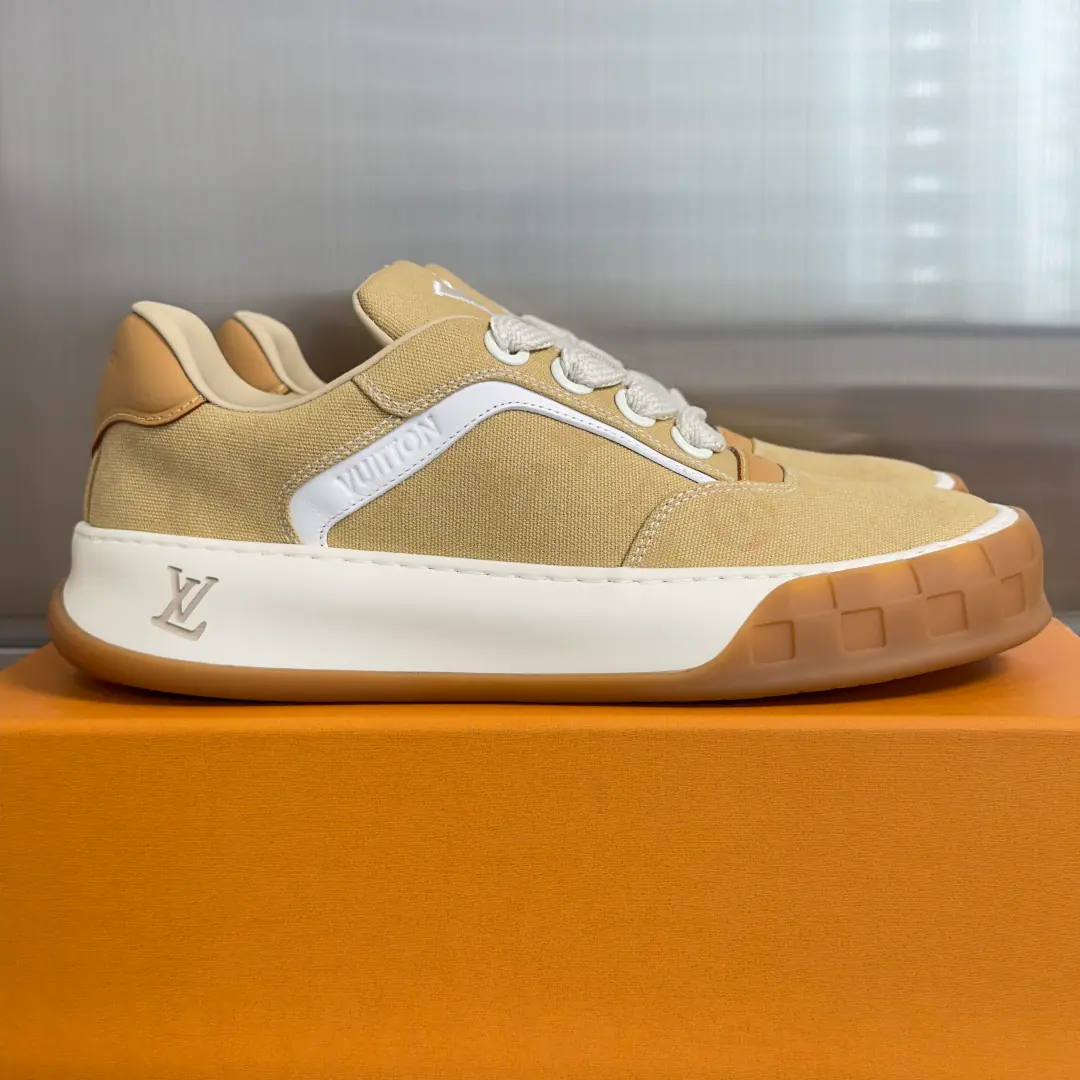Top Version: Men LV Louis Vuitton. LHome. Donkey.TiltedSeries Showtime. Thick Leisure Couple money. Sports shoes Skis. Inspired by the... 2000 The ancient contours of the ages., LV Tilted It's a classic low-life man's sneakers.. It's a name that's a little slanted on the shoe tongue. LV Embroidation markings. The widebanded shoelaces are visible in proportion to the thick rubber plastics., Shoeheads. Damier Chessboard Ripples and Extradients Monogram Flower extension logo design language. This version is based on soft, fury cow leather., Leather shoes eye blades show the heart of brandsmen. The counter is beautiful.🛍📦 ▪️ Fabulous.: Original customized head-level cattle skin ▪️ Uchi.: The original is in soft sheep. ▪️ Shoes under the sole.: A unique model of a smooth rubber material. ▪️ Bottom: 3.5CM ▪️ Size: Men39-45（45Custom